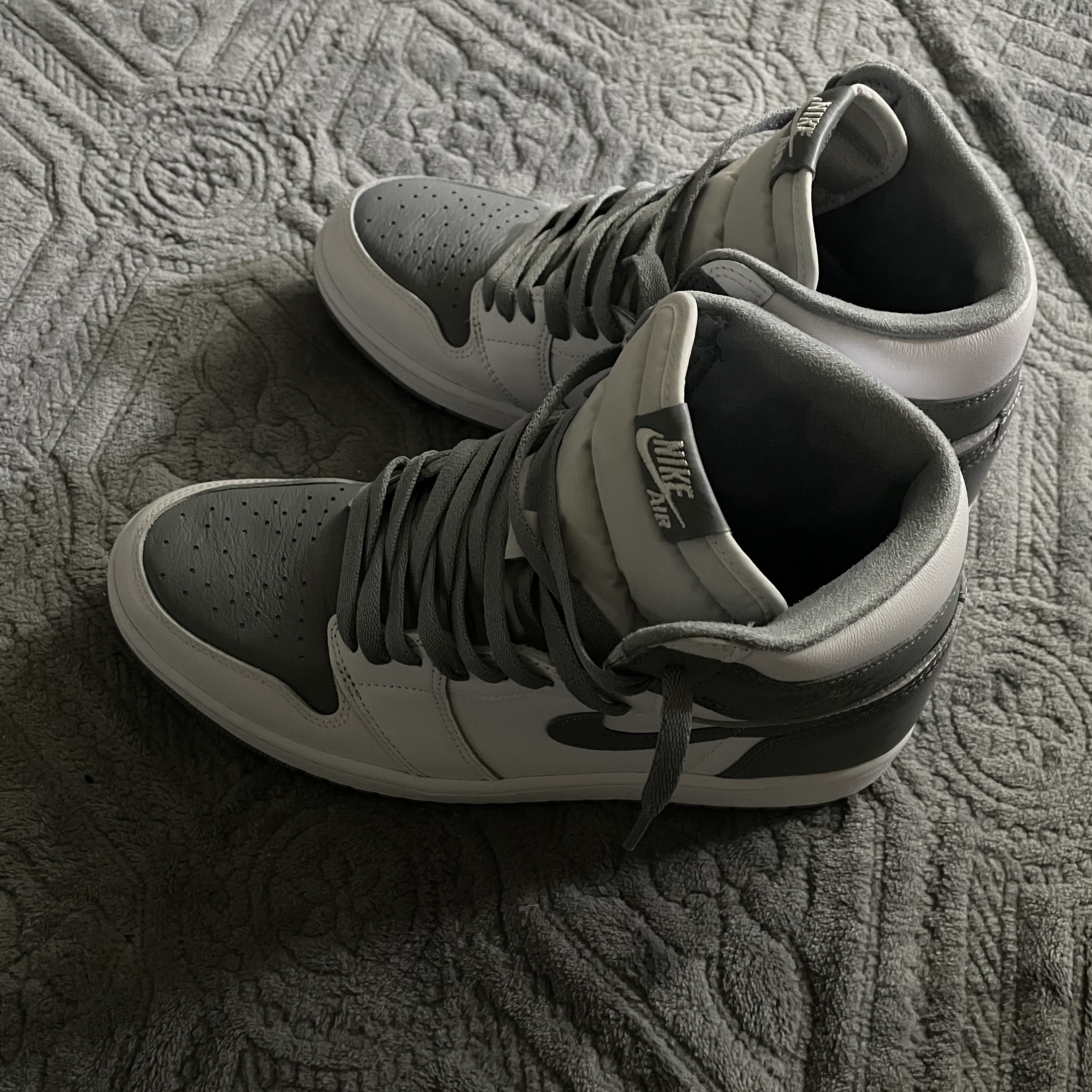 Jordan 1 Retro High OG Stealth 착용 스타일 - 1