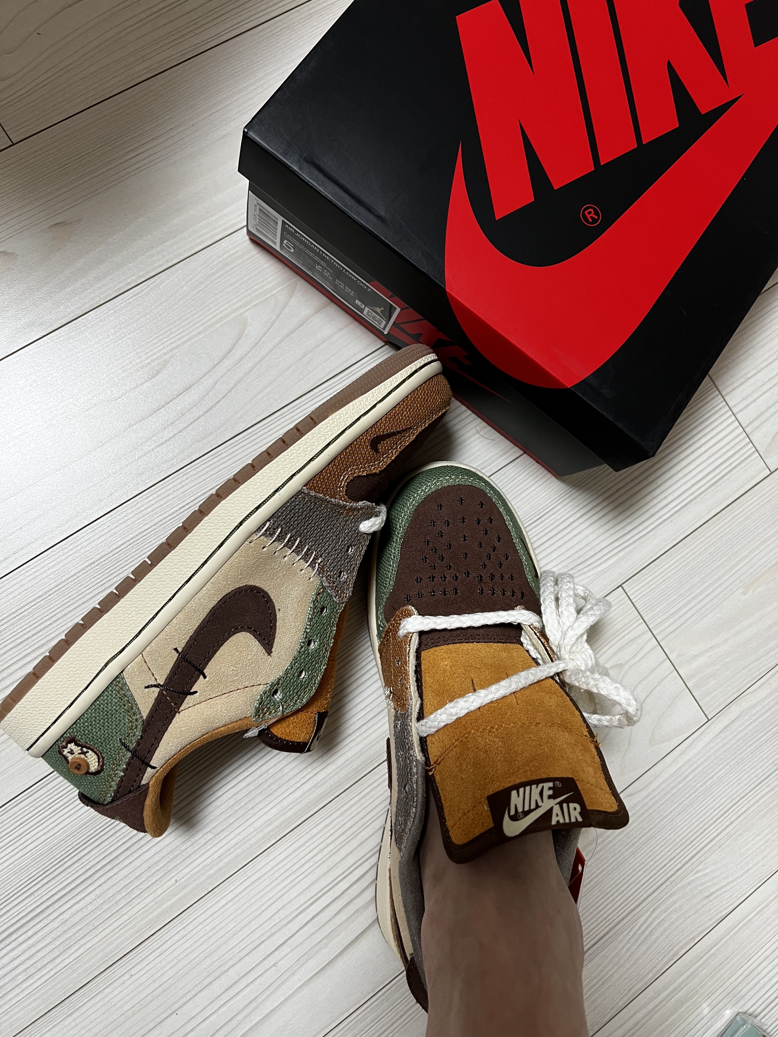 Jordan 1 x Zion Williamson Retro Low OG Flax and Oil Green 착용 스타일 - 1