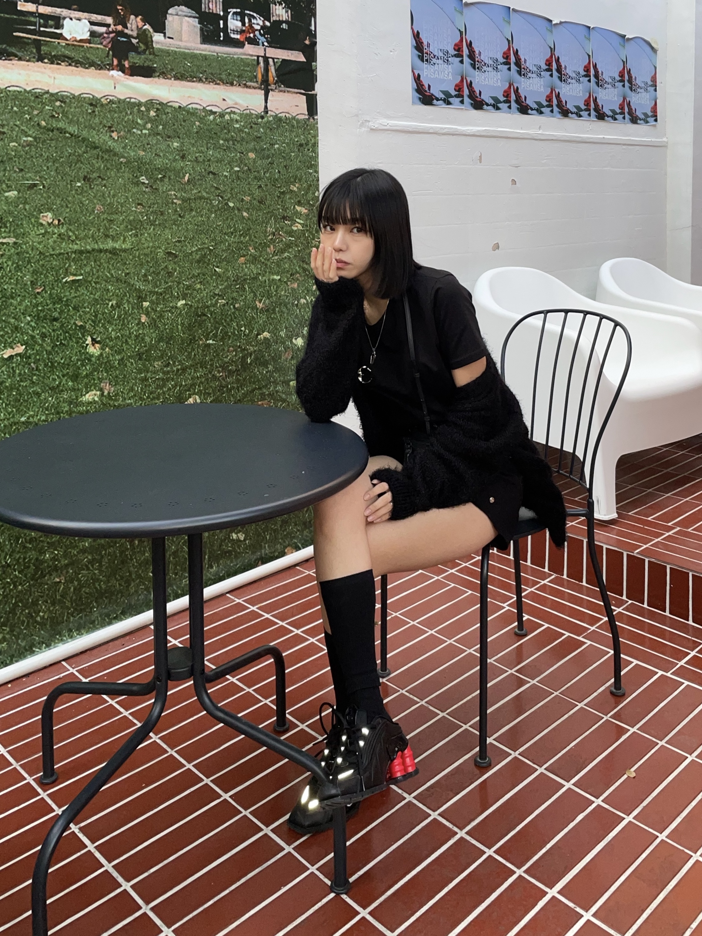 Nike x Martine Rose Shox MR4 Black, Balenciaga Grained Calfskin Neo Classic Super Nano Handbag Black 착용 스타일 - 1
