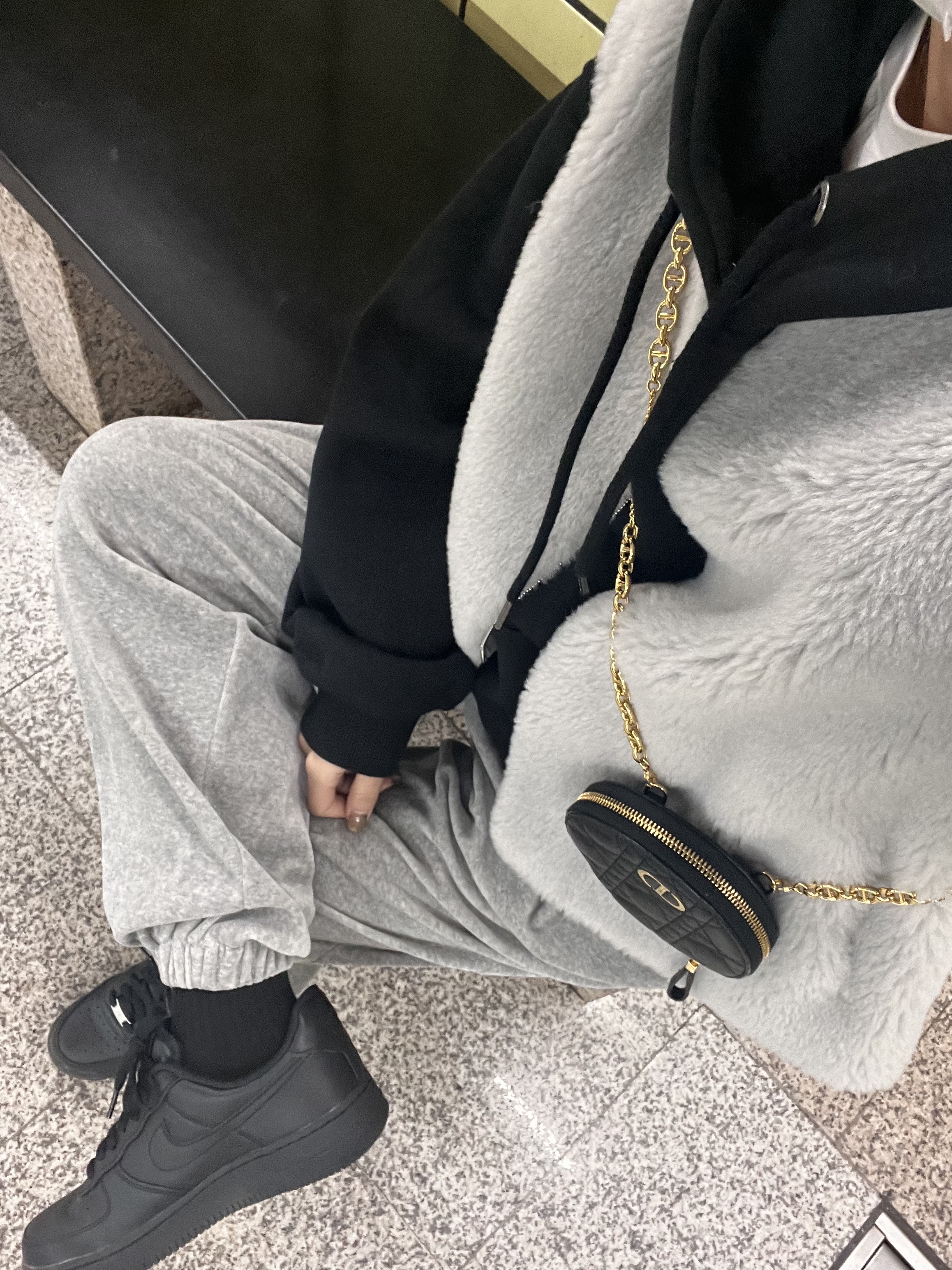 (W) Nike Air Force 1 '07 Low Triple Black, Nike Air Force 1 '07 Low Triple Black 착용 스타일 - 2