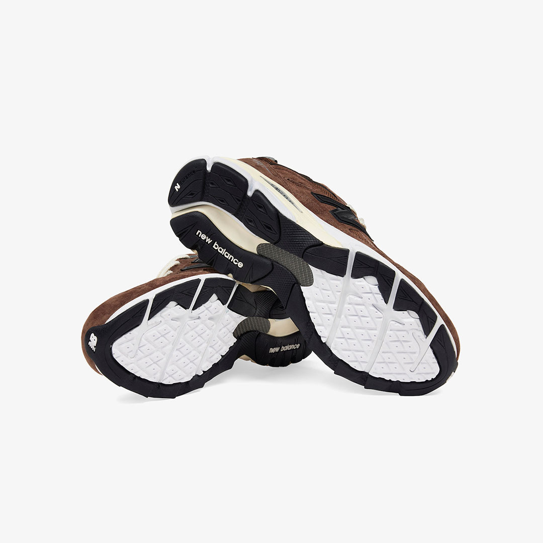New Balance x JJJJound 990v3 Made in USA Montreal Brown 착용 스타일 - 3