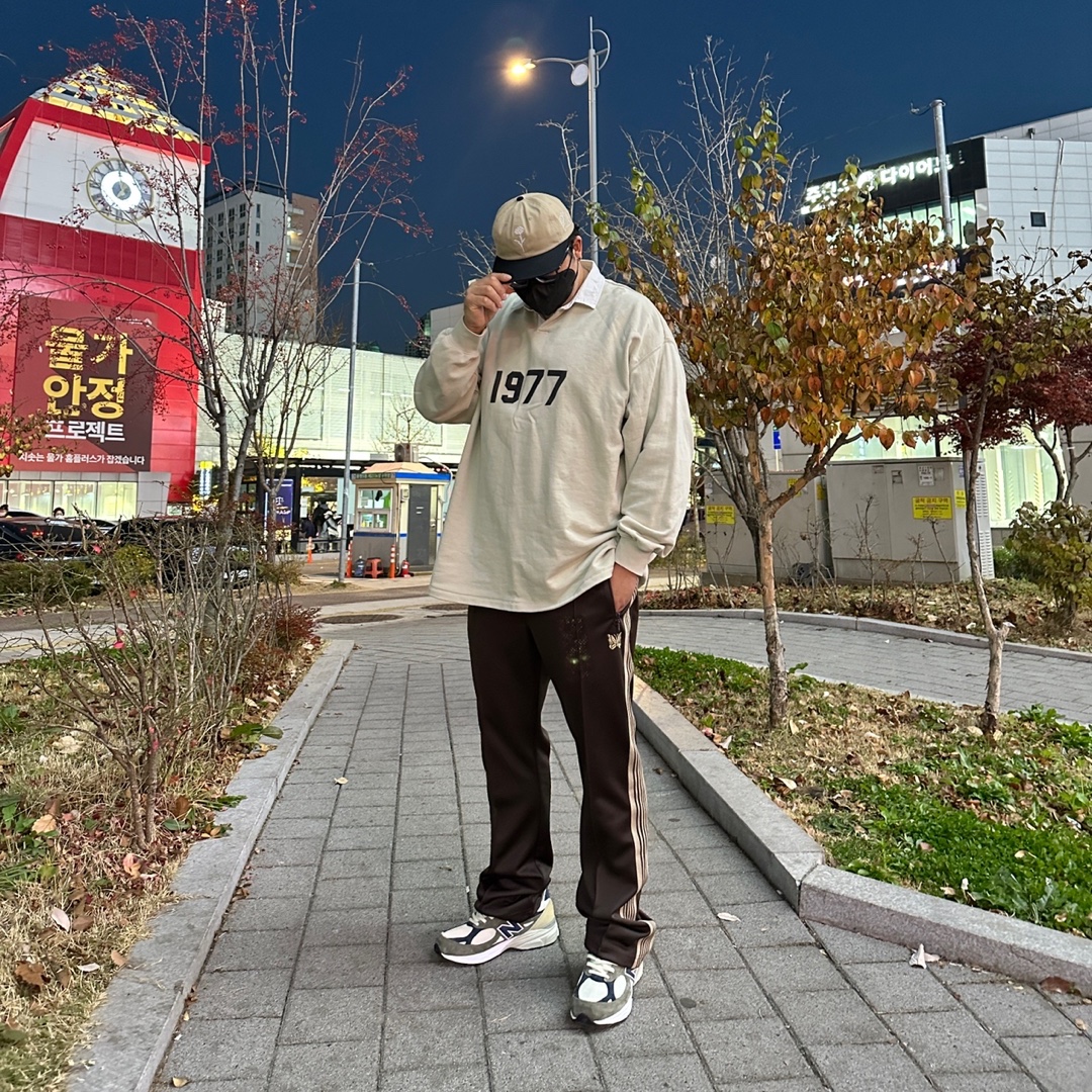 New Balance 990v3 Made in USA Olive, Essentials 1977 Rugby Long Sleeve Polo Wheat - 22SS 착용 스타일 - 1