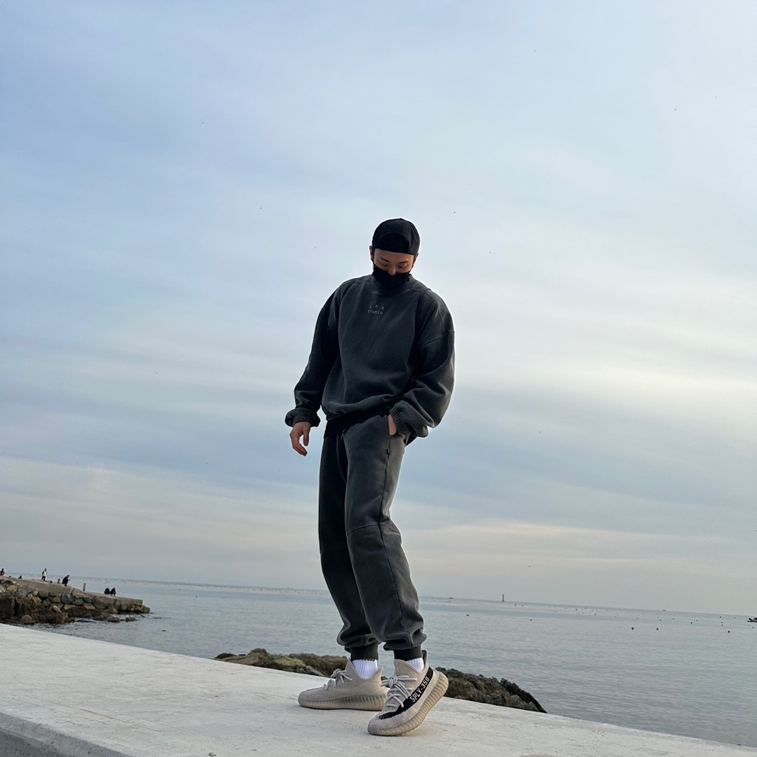 IAB Studio Blocked Pigment Sweatpants Black, IAB Studio Pigment Crewneck Black 착용 스타일