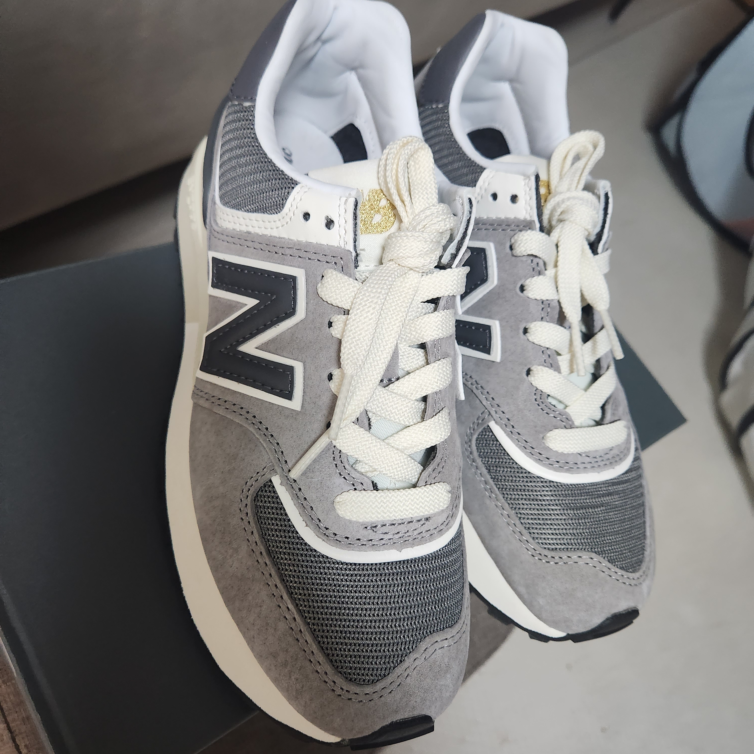New Balance 574 Legacy Grey 착용 스타일 - 1