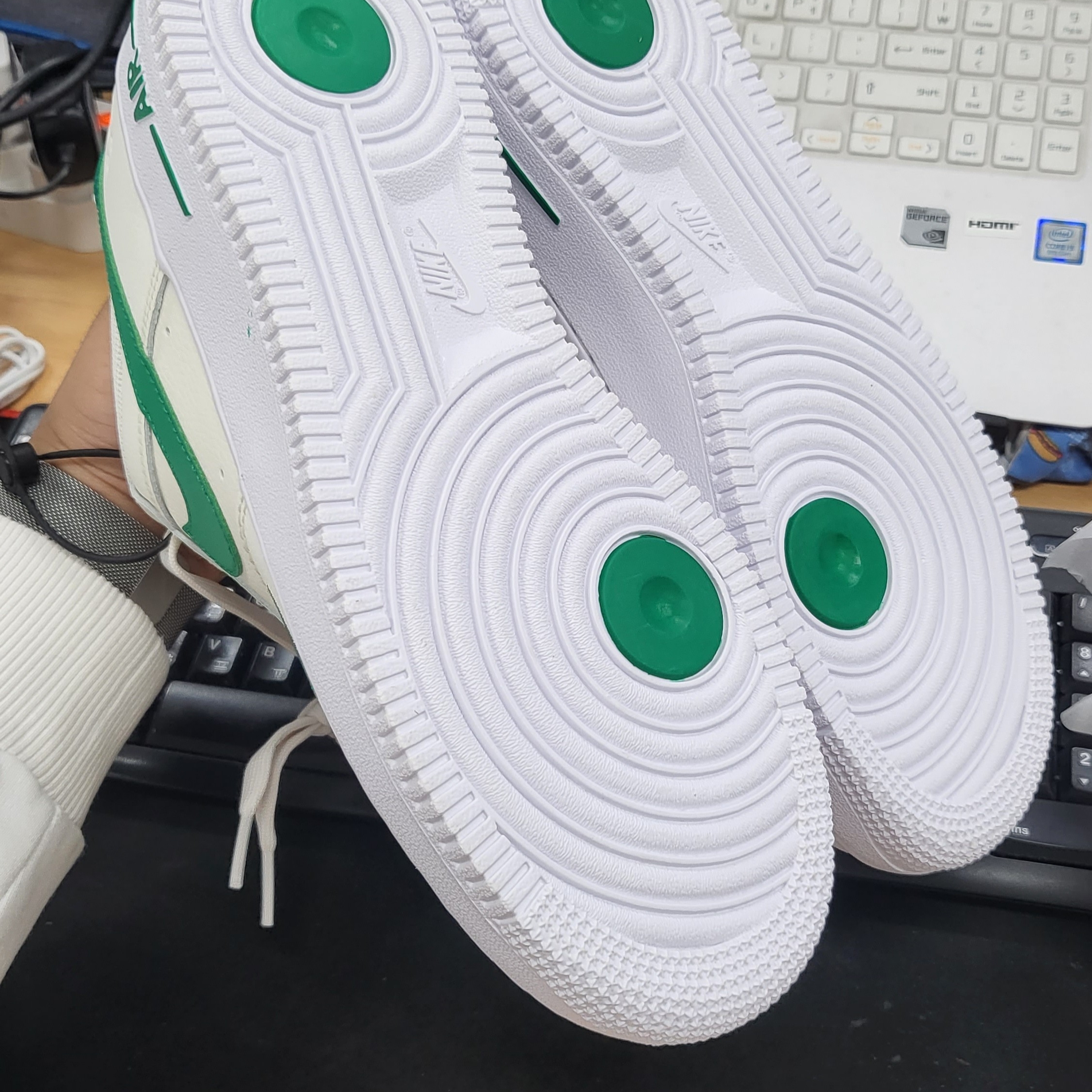 (W) Nike Air Force 1 '07 SE 40th Anniversary Join Forces Sail Malachite 착용 스타일 - 3