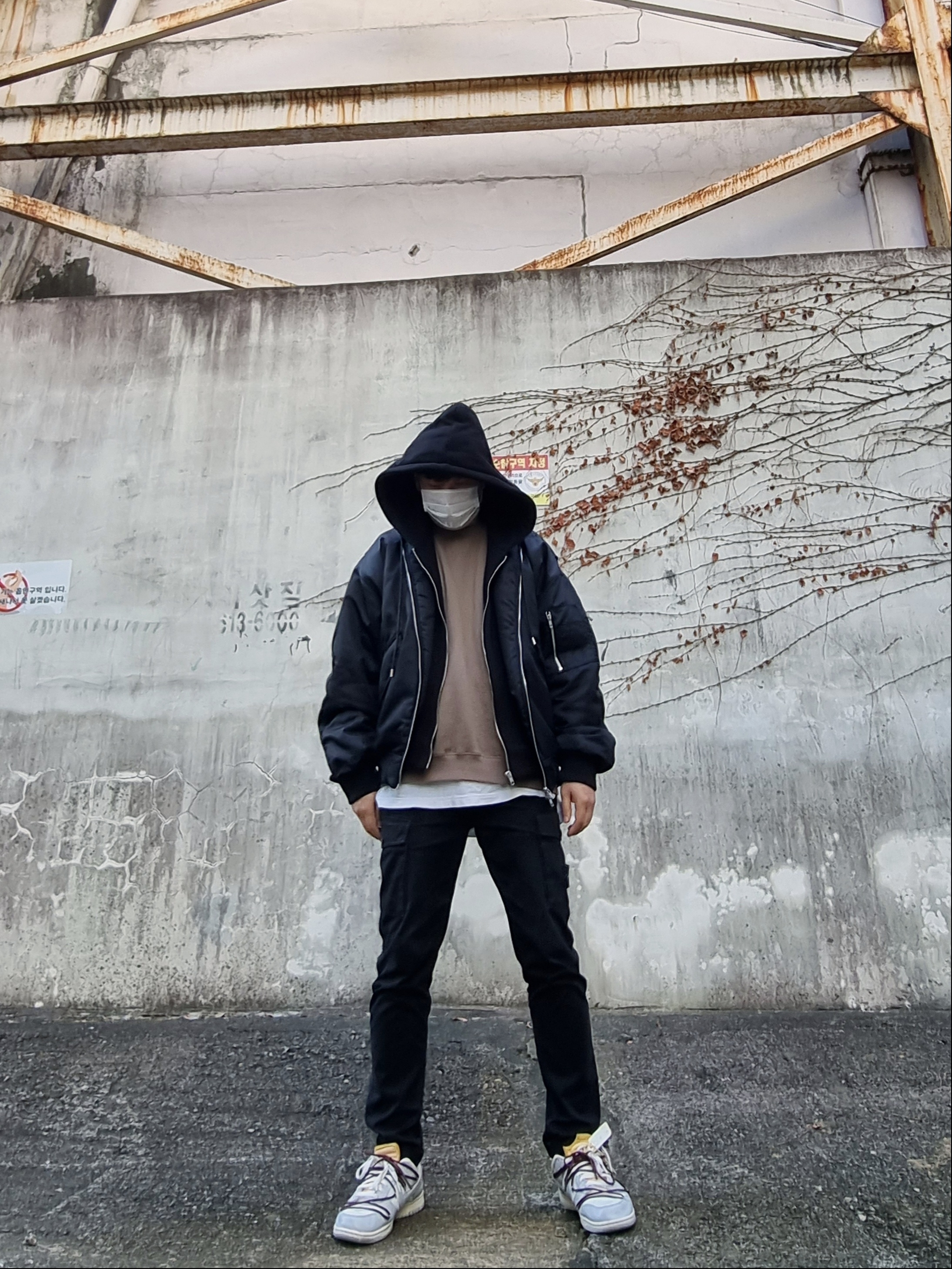 Essentials Pull-Over Crewneck Sweatshirt Taupe - 21SS, Stone Island 318L1 T.CO+OLD Cargo Pants Navy Blue - 20FW 착용 스타일 - 1