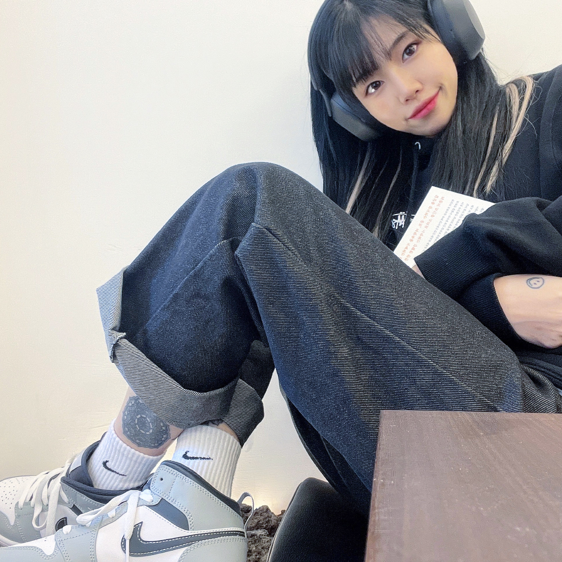 Stussy Basic Stussy Hoodie Black 2021, Jordan 1 Mid Light Smoke Grey Anthracite 착용 스타일