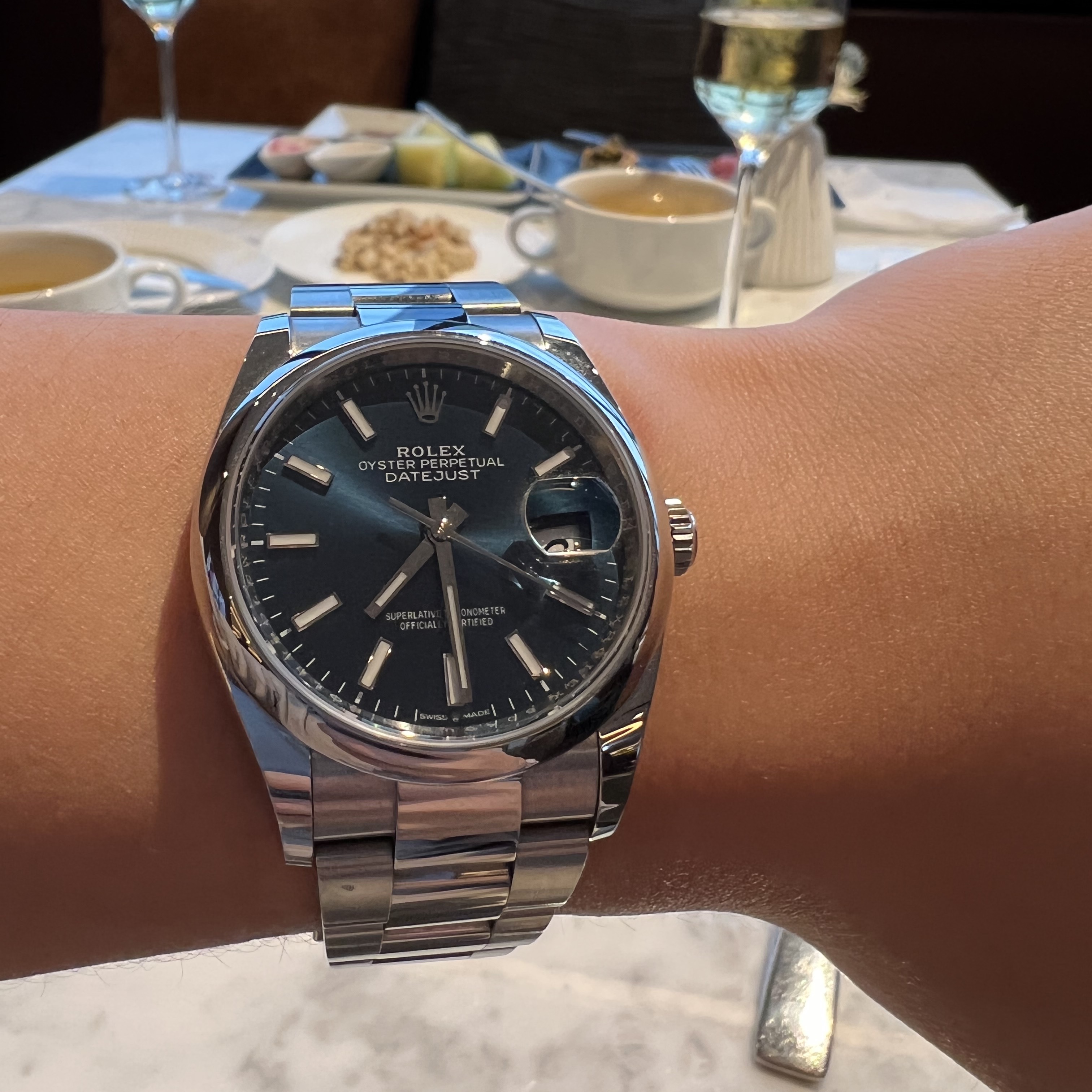Rolex Datejust 36mm 126200 Bright Blue Oyster 착용 스타일