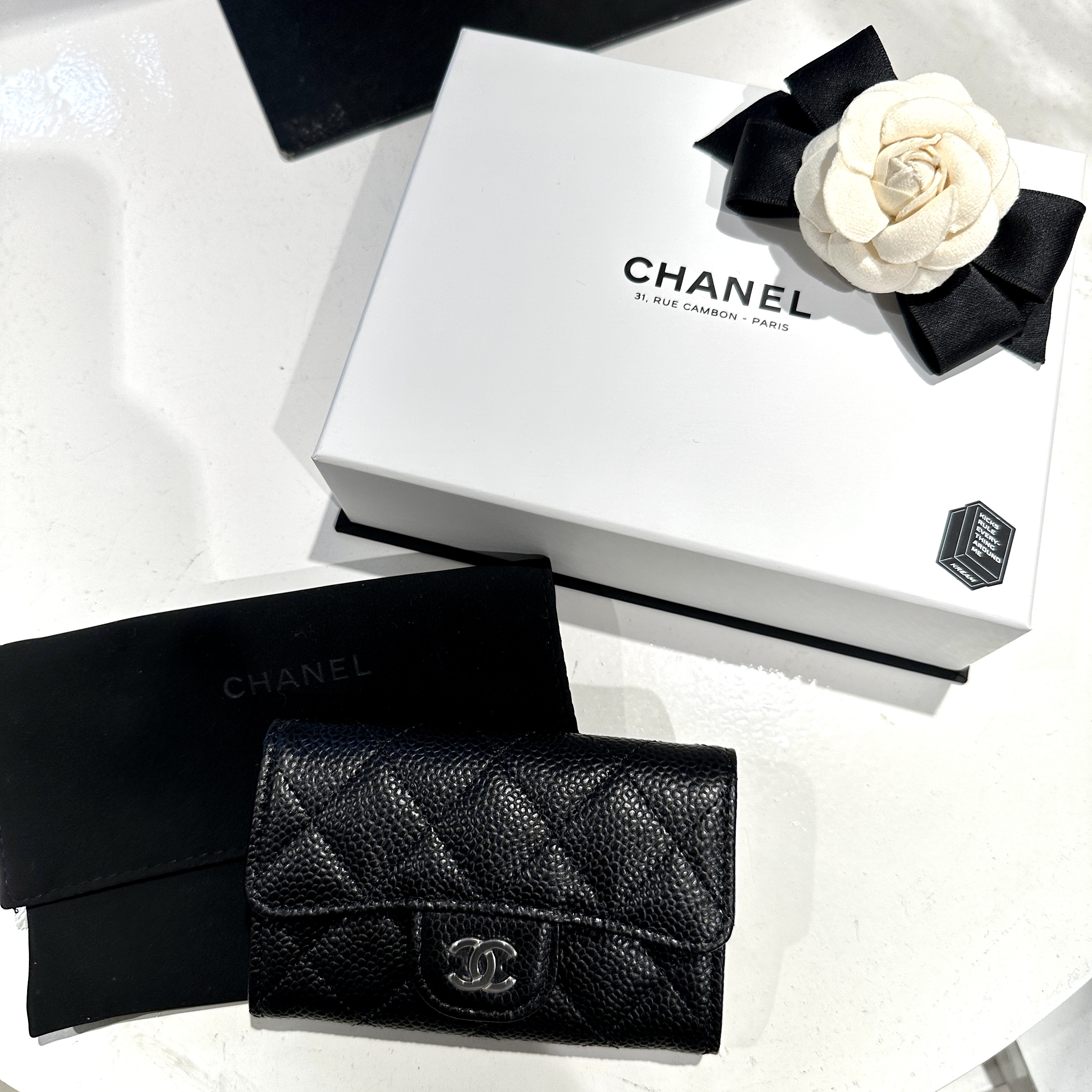 Chanel Classic Card Holder Grained Calfskin & Silver Black 착용 스타일 - 1