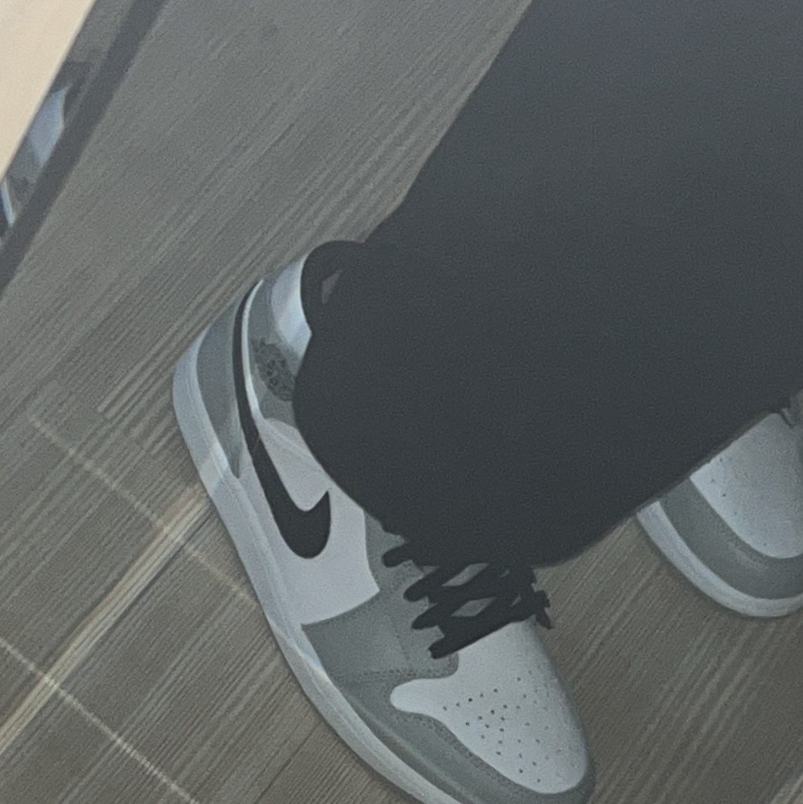 Jordan 1 Mid Light Smoke Grey 착용 스타일 - 1