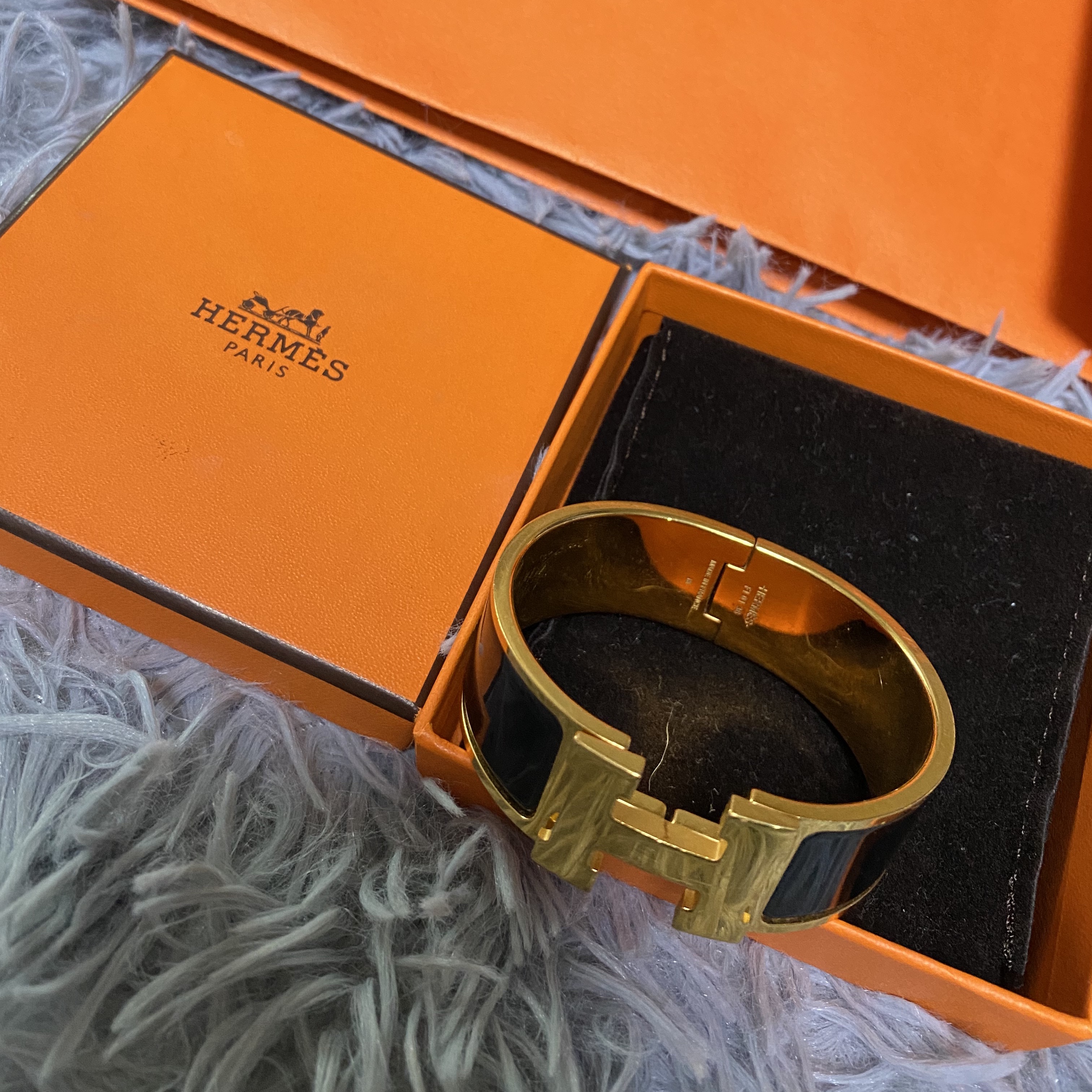 (W) Hermes Clic Clac H Bracelet Gold & Noir 착용 스타일