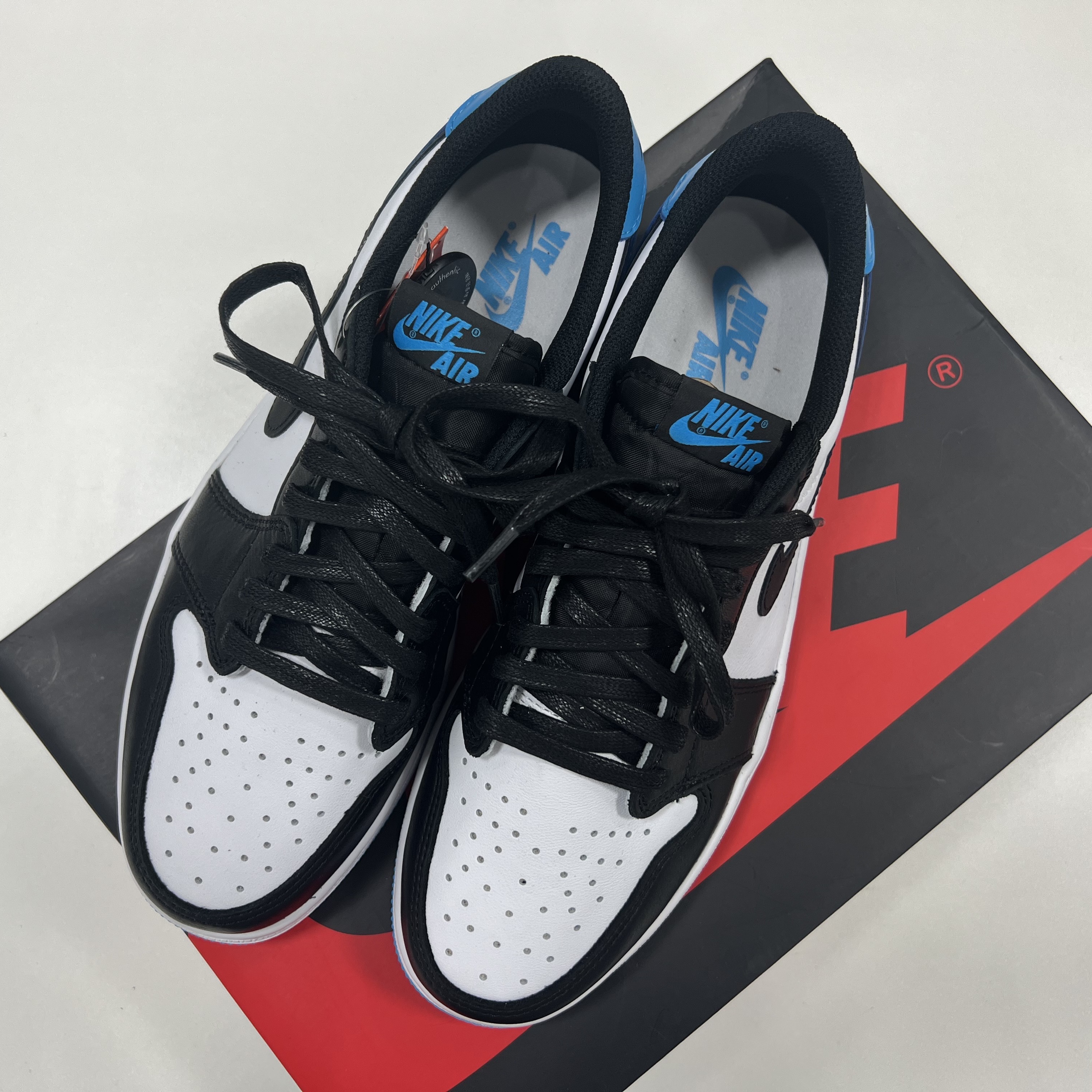 Jordan 1 Retro Low OG Black and Dark Powder Blue 착용 스타일 - 2