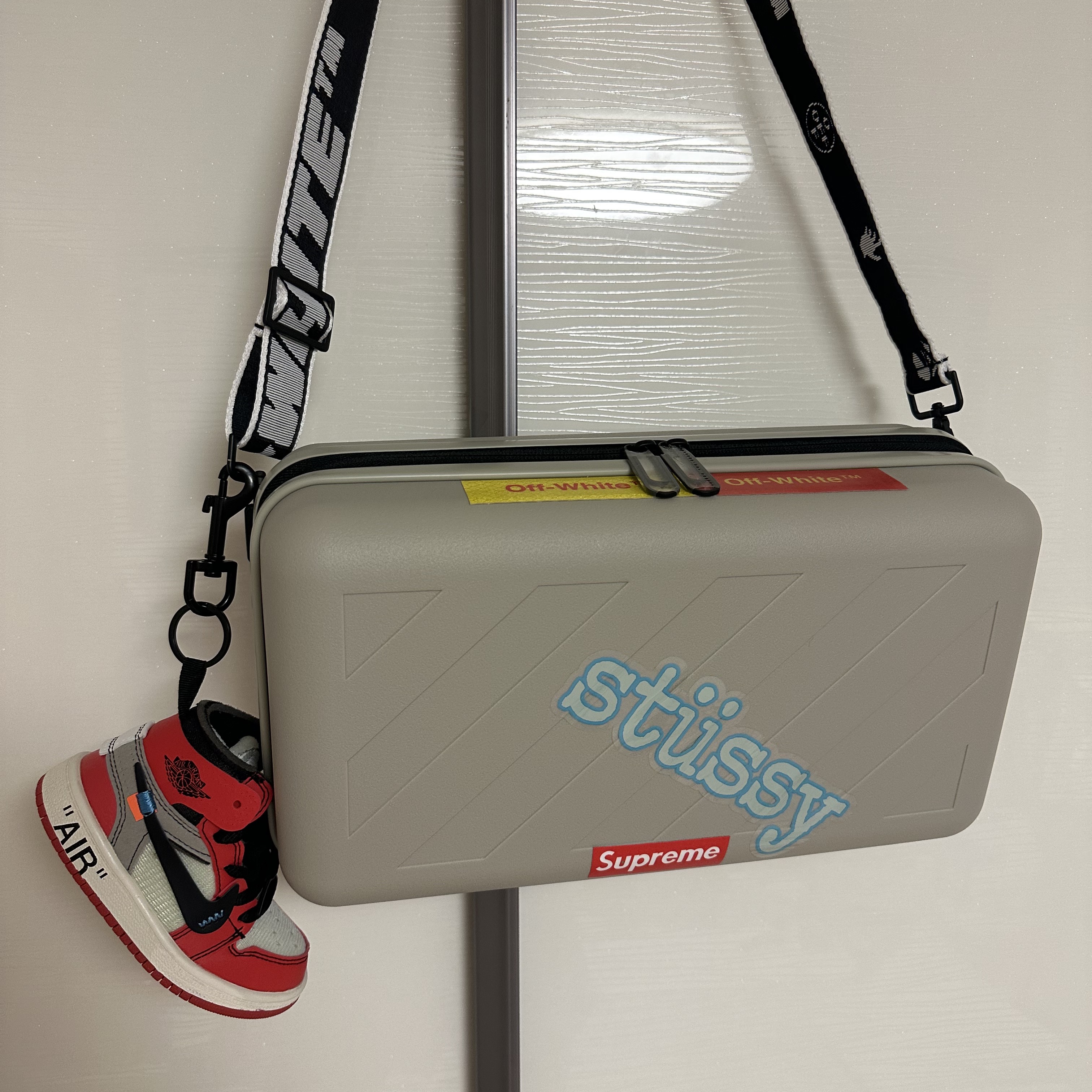 Off-White x Amore Pacific Protection Box (Without Cosmetics) 착용 스타일 - 1