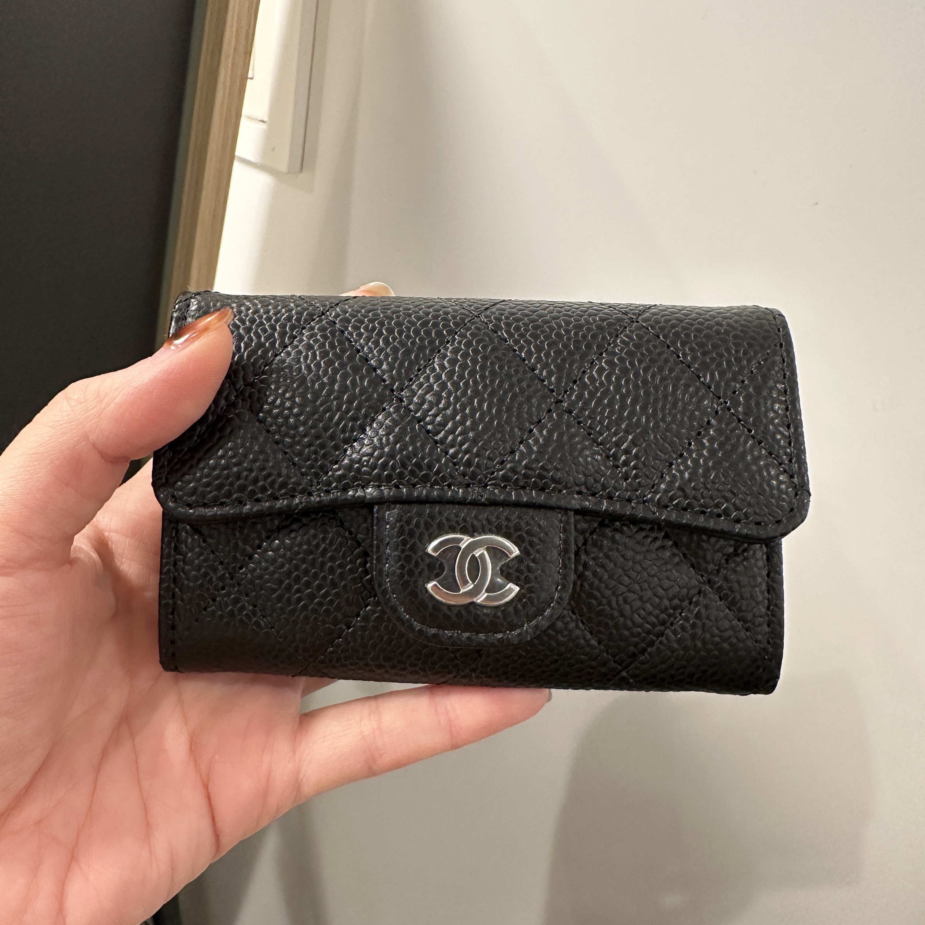 Chanel Classic Card Holder Grained Calfskin & Silver Black 착용 스타일 - 3
