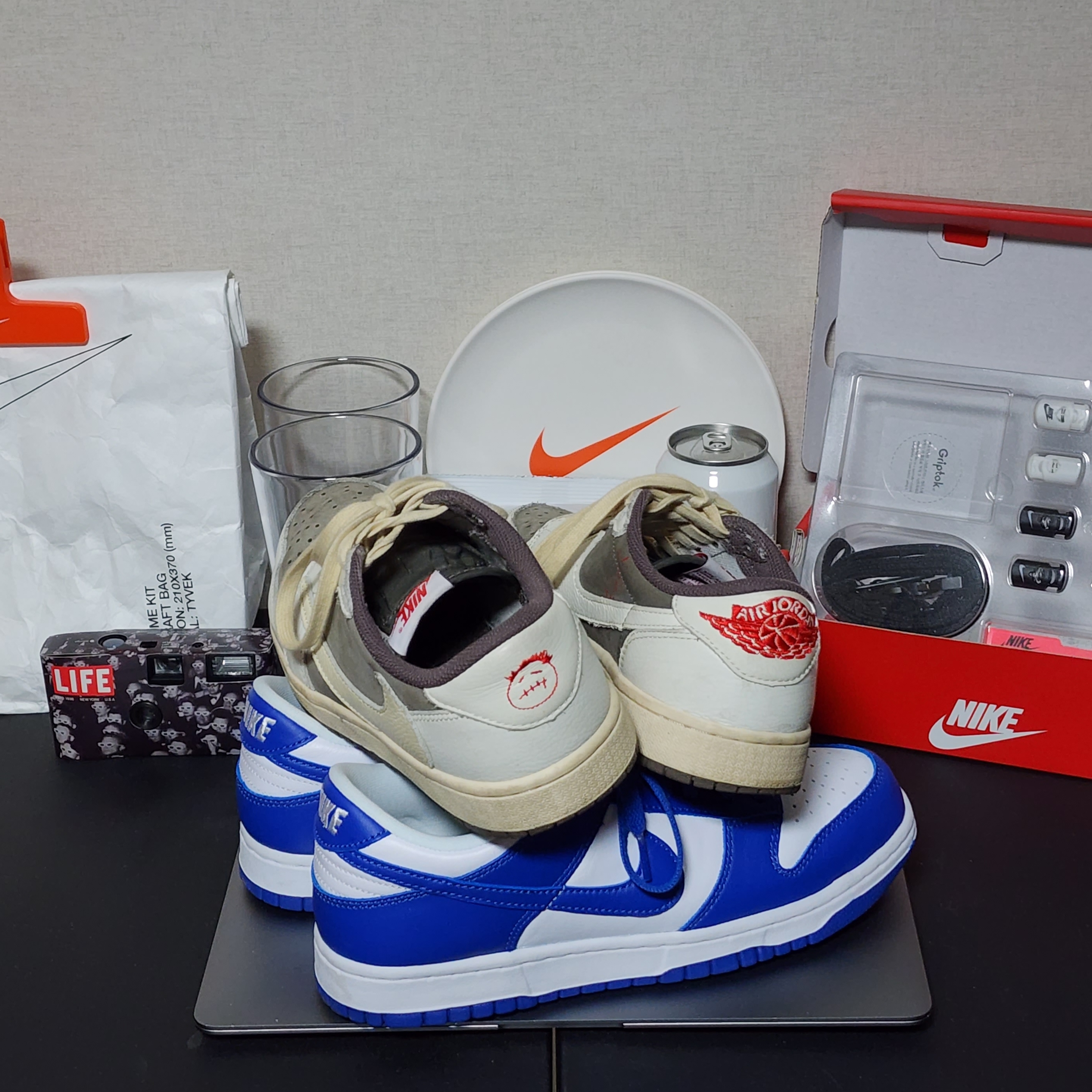 Jordan 1 x Travis Scott Retro Low OG SP Sail and Ridgerock, Nike Dunk Low SP Kentucky 2022 착용 스타일