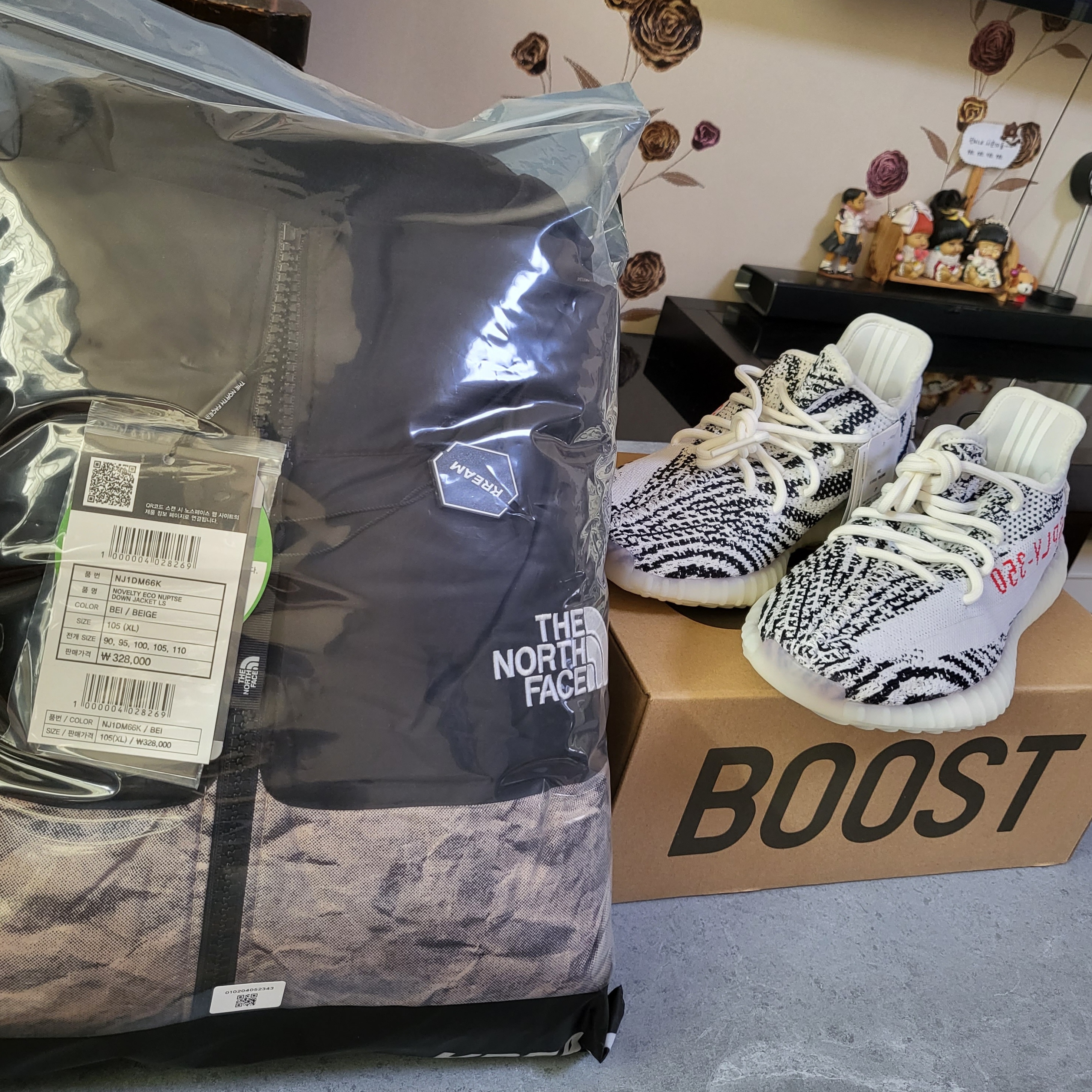 Adidas Yeezy Boost 350 V2 Zebra 2017/2019/2020, The North Face White Label Novelty Nuptse Down Jacket Beige 착용 스타일