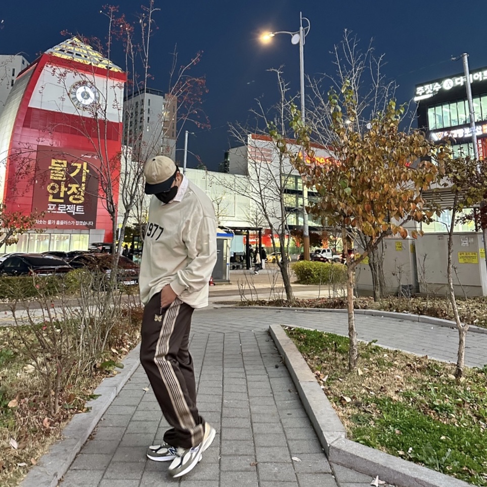 New Balance 990v3 Made in USA Olive, Essentials 1977 Rugby Long Sleeve Polo Wheat - 22SS 착용 스타일 - 2