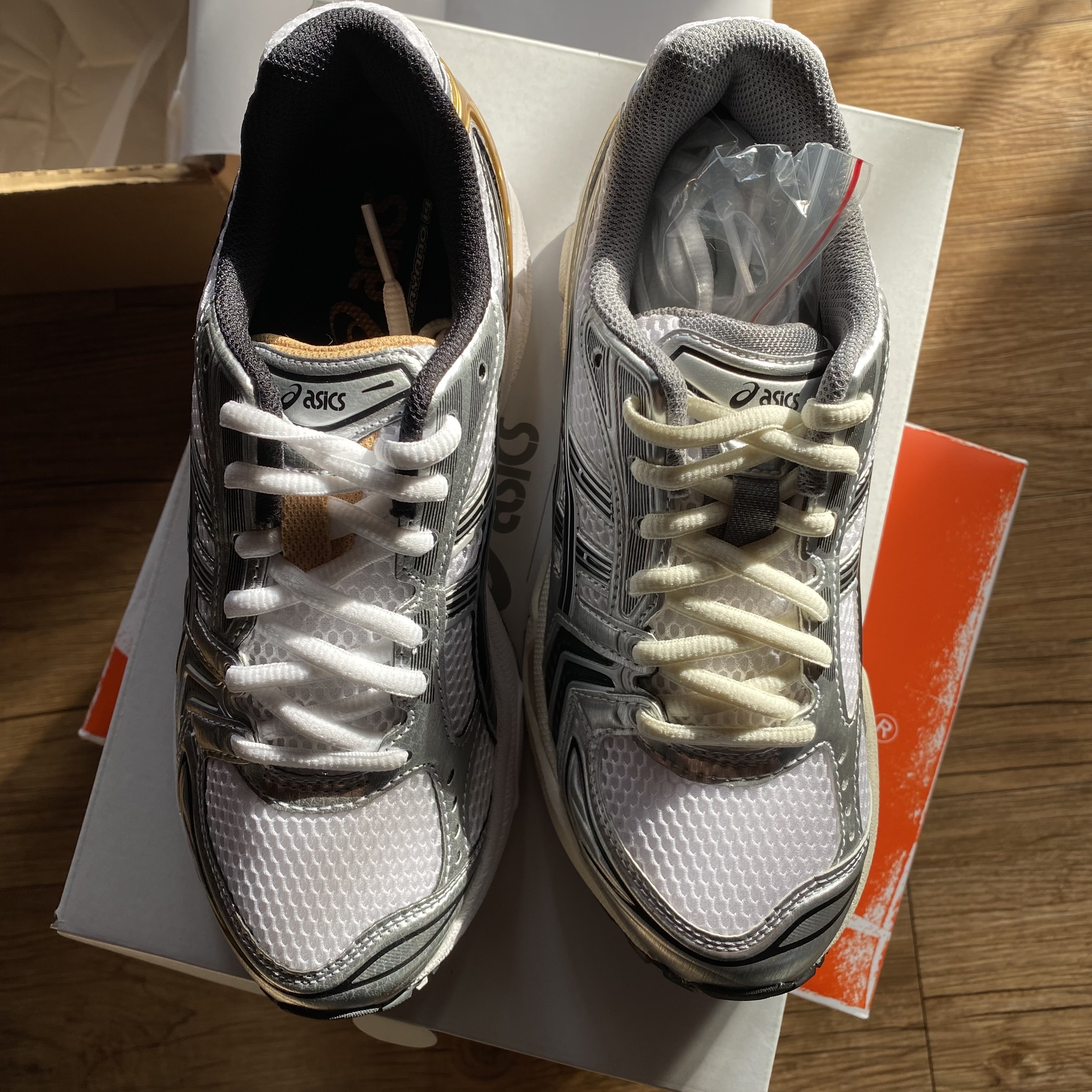 Asics x JJJJound Gel-Kayano 14 Silver Black, Asics Gel-Kayano 14 White Gold 착용 스타일 - 3