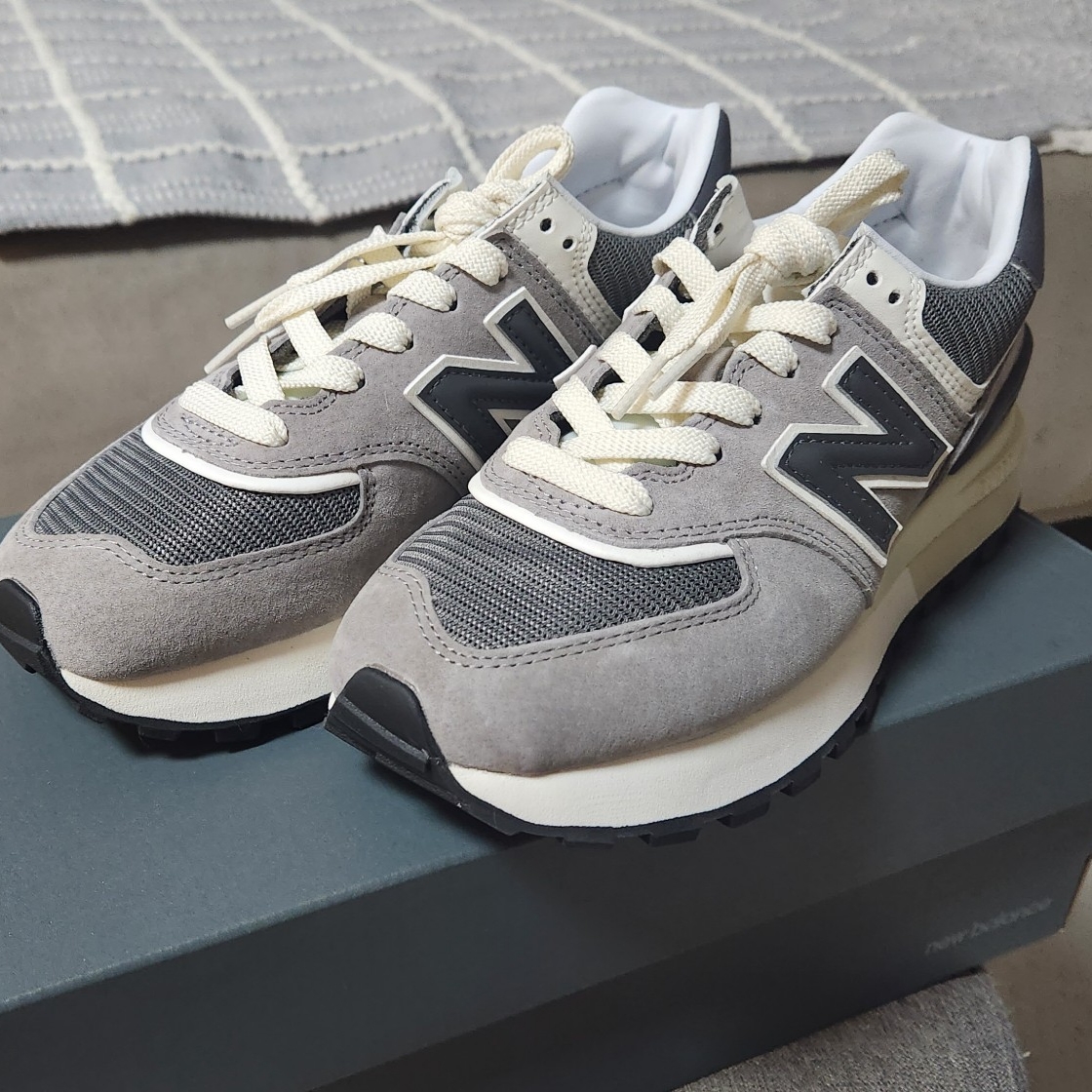 New Balance 574 Legacy Grey 착용 스타일 - 2