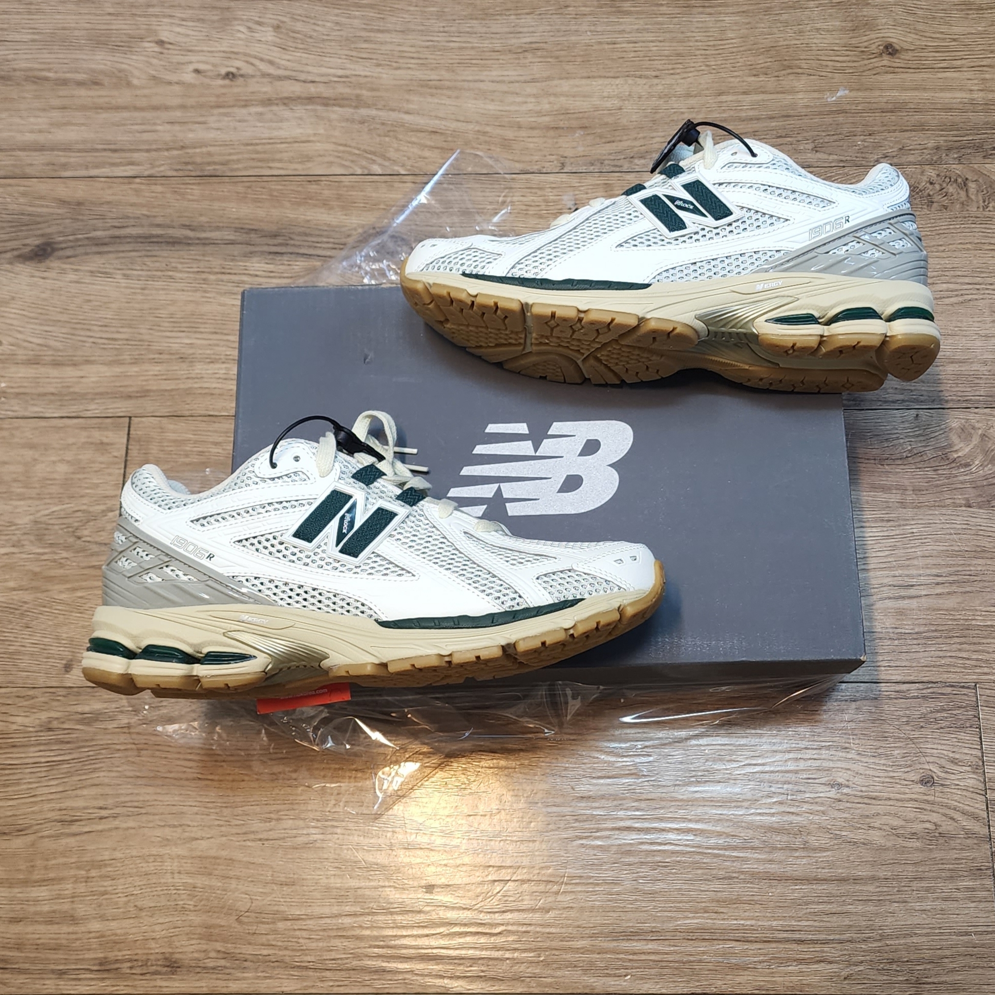 New Balance 1906R Silver Green 착용 스타일