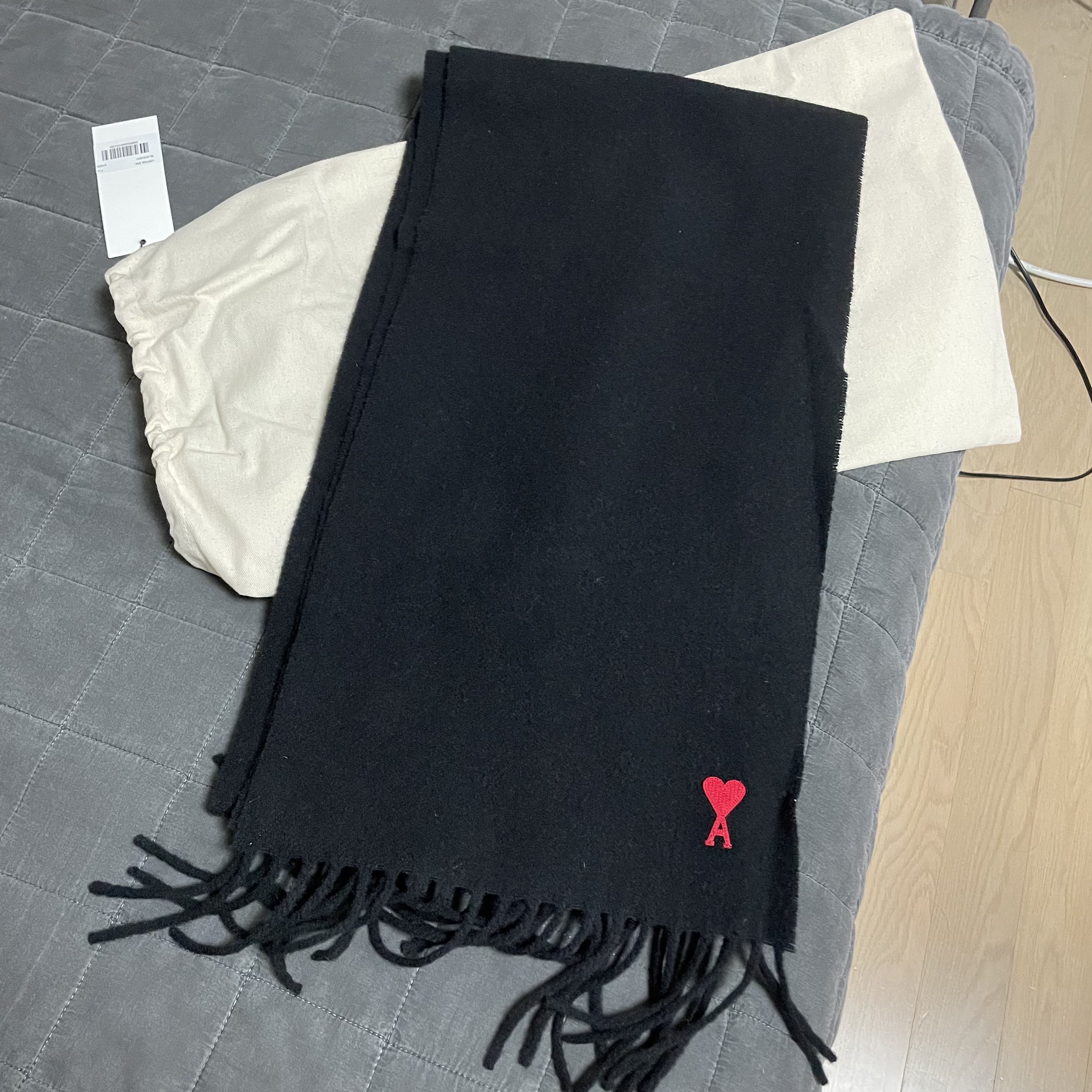 AMI de Coeur Classic Muffler Black 착용 스타일