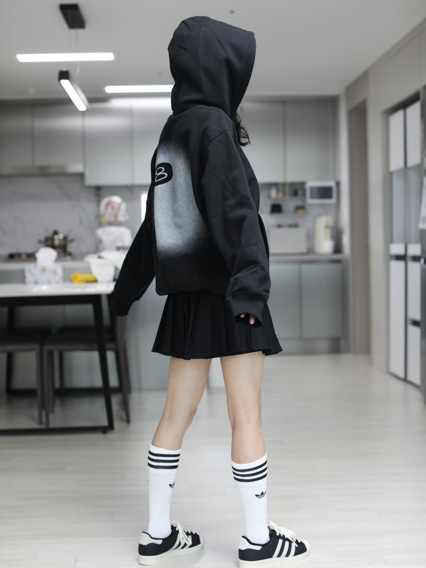 Stussy 8 Ball Fade Hoodie Black 착용 스타일 - 2