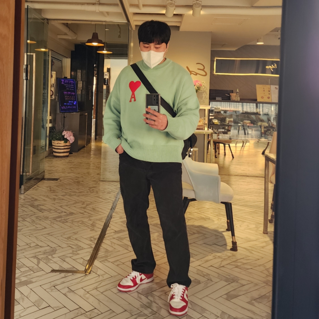 AMI de Coeur Oversize Sweater Green Aqua, Nike Dunk Low Retro Gym Red 착용 스타일