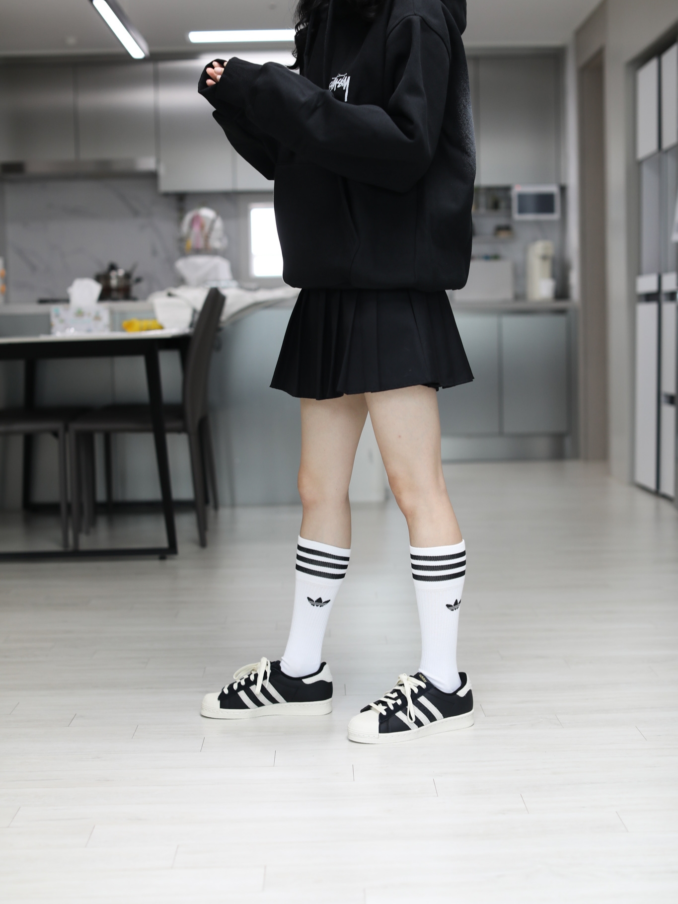 Stussy 8 Ball Fade Hoodie Black 착용 스타일 - 1