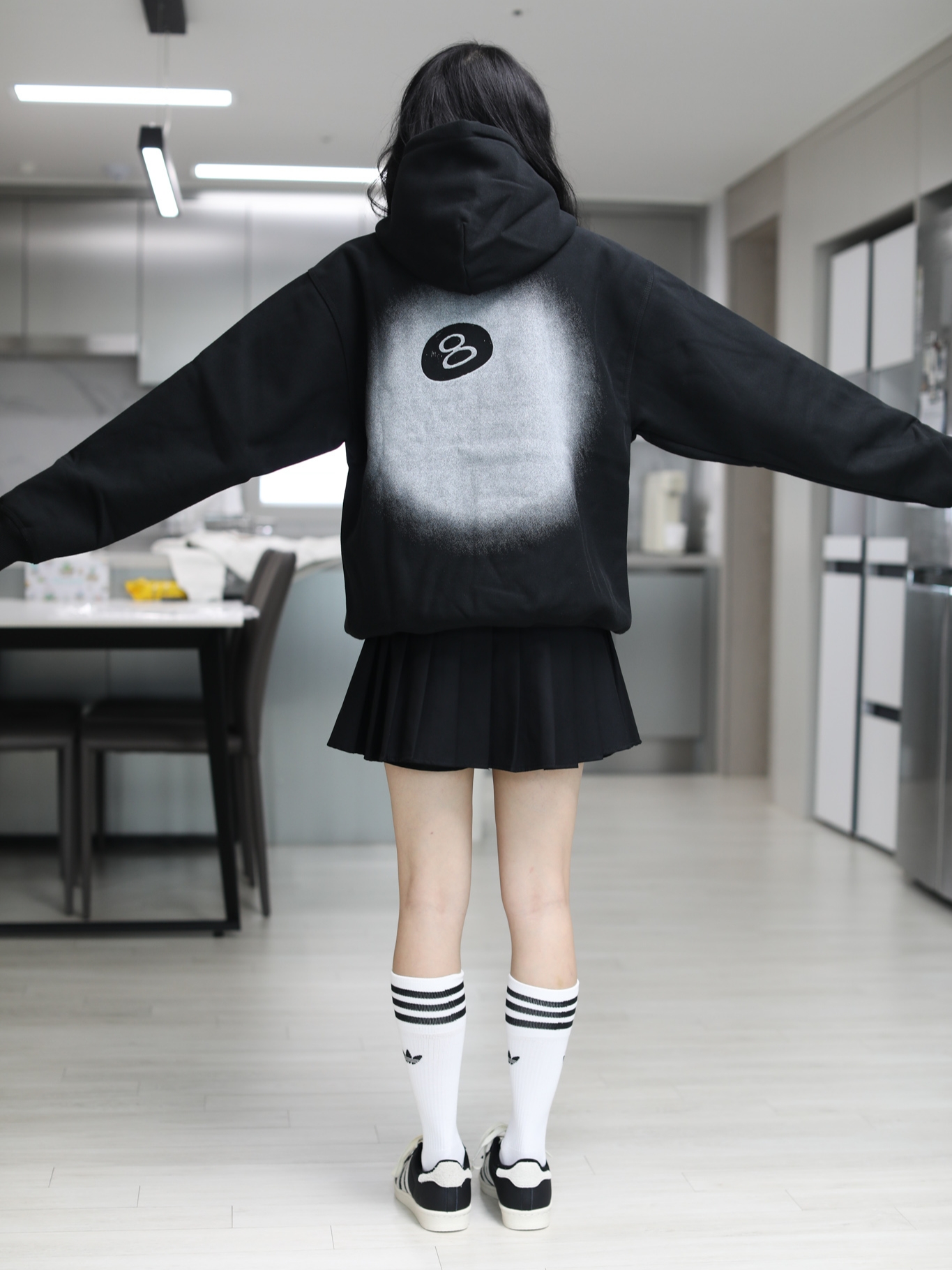 Stussy 8 Ball Fade Hoodie Black 착용 스타일 - 1