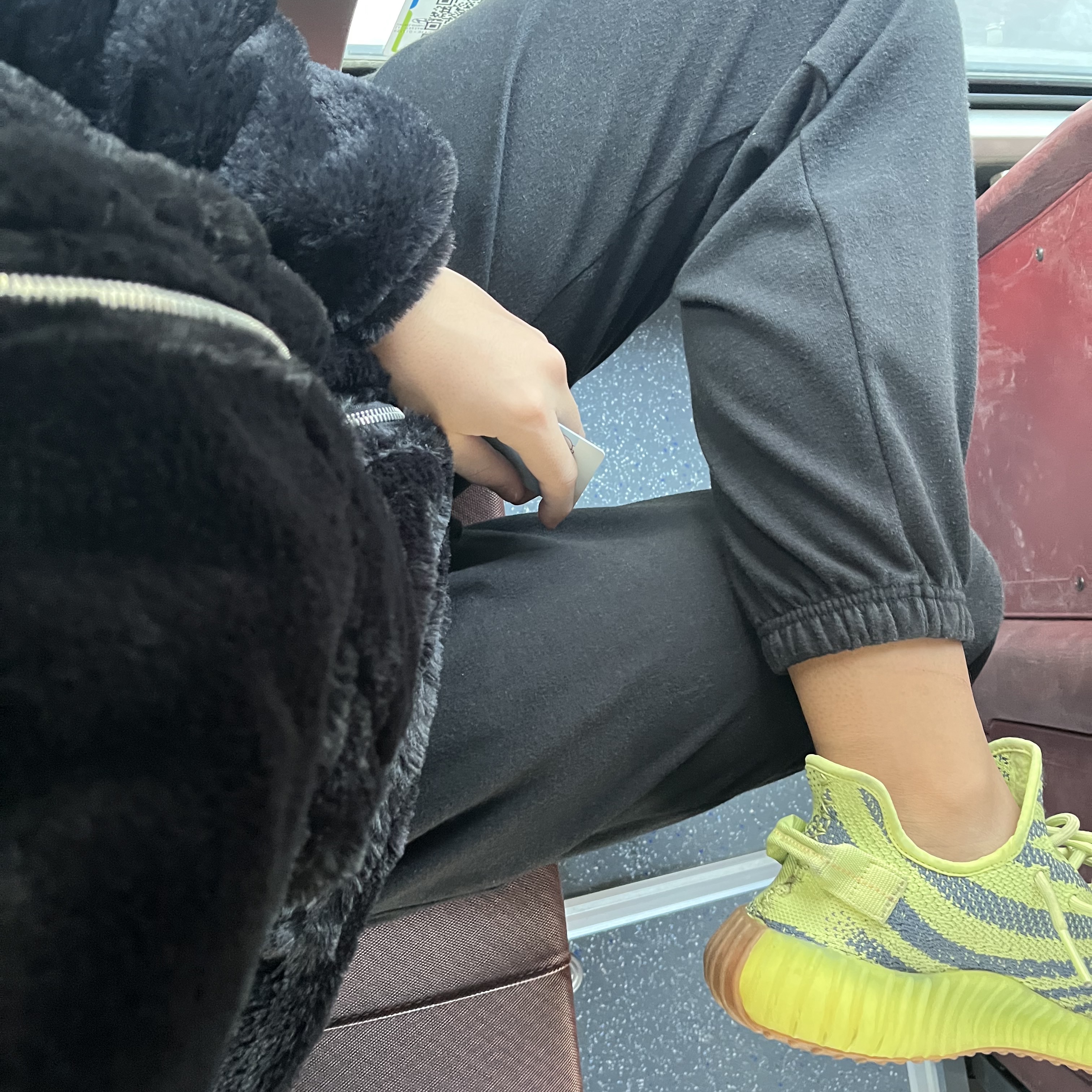 Adidas Yeezy Boost 350 V2 Semi Frozen Yellow 착용 스타일