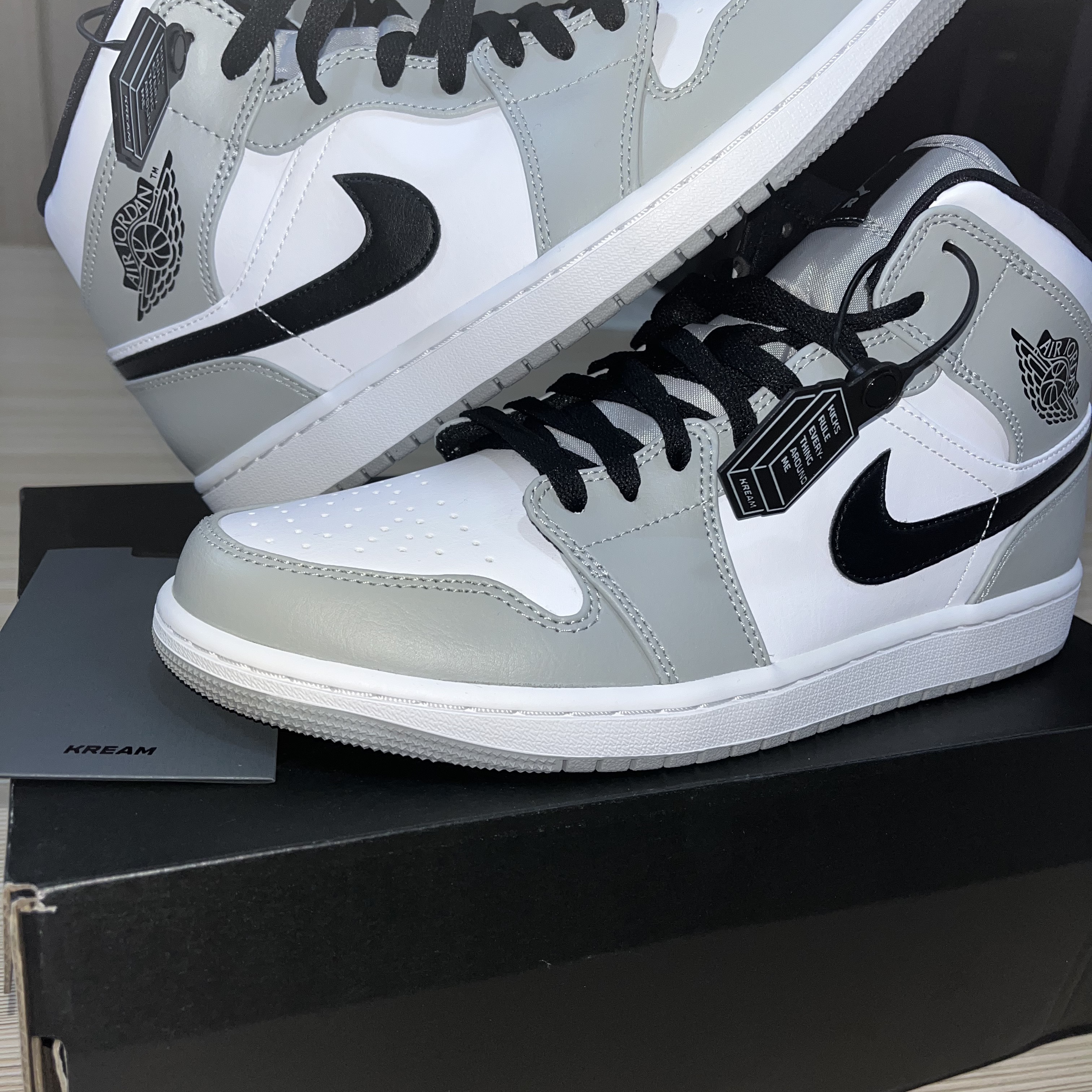Jordan 1 Mid Light Smoke Grey 착용 스타일 - 2