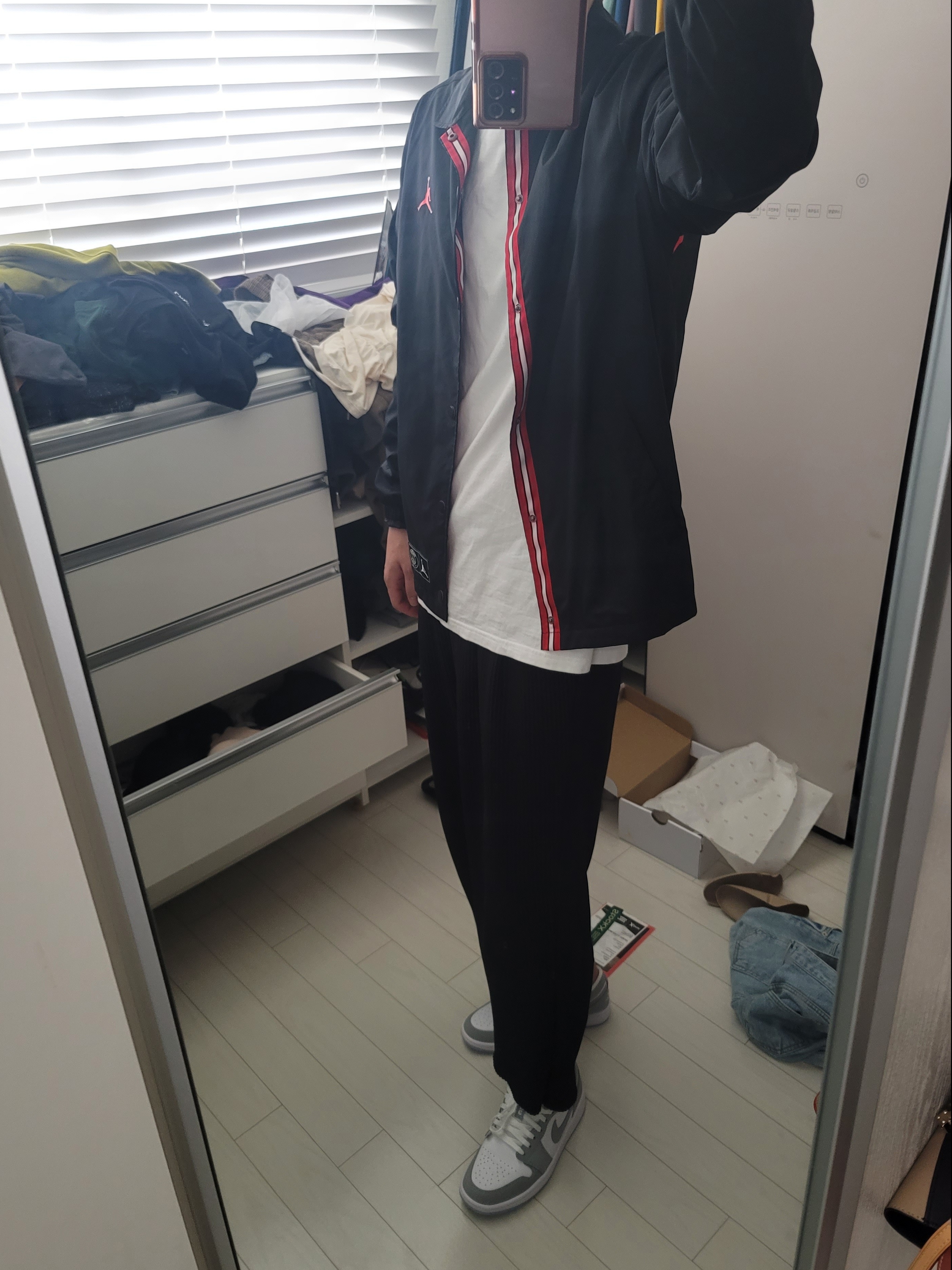 (W) Jordan 1 Low White Wolf Grey, Jordan x Paris Saint-Germain Coach Jacket Black Infrared 착용 스타일
