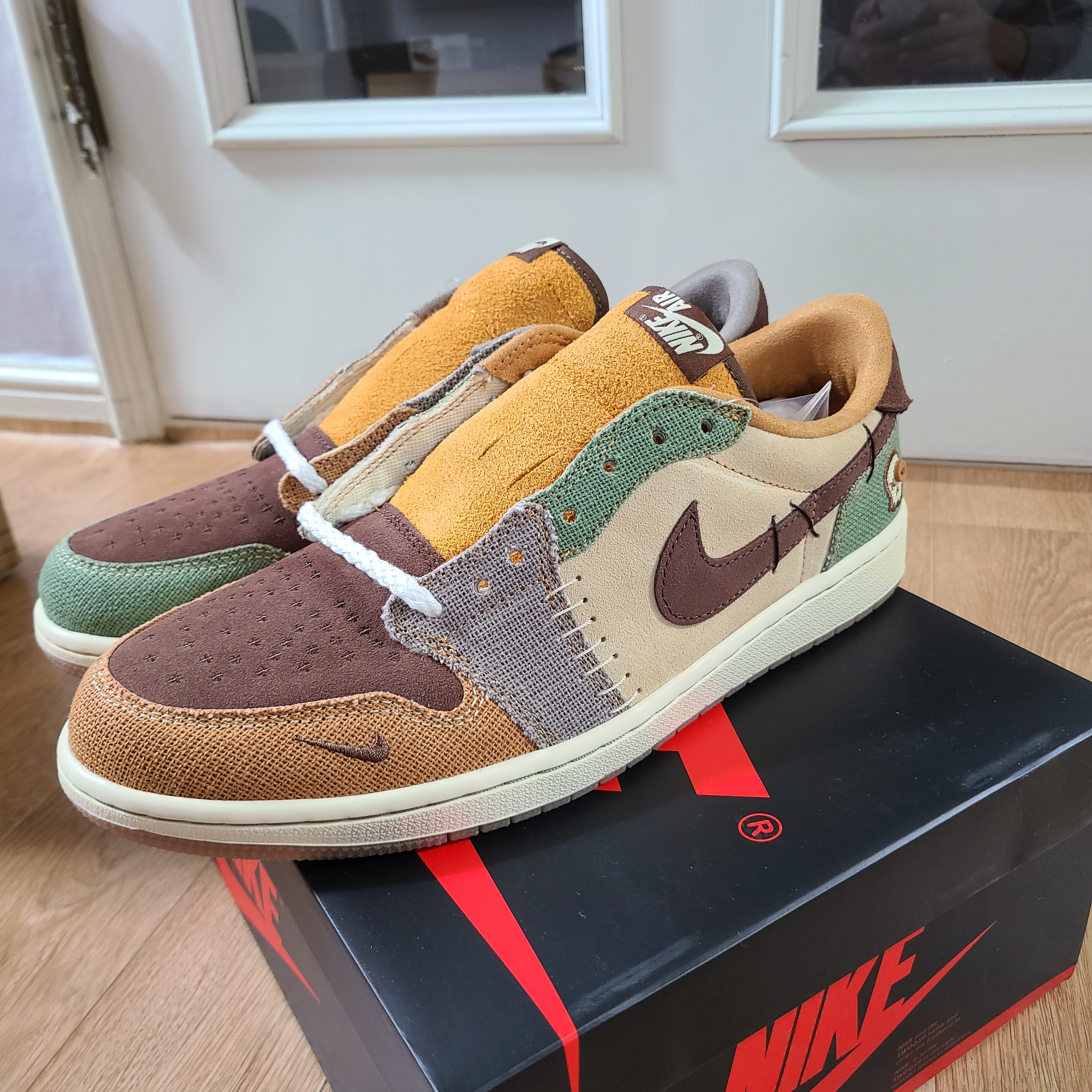 Jordan 1 x Zion Williamson Retro Low OG Flax and Oil Green 착용 스타일 - 2