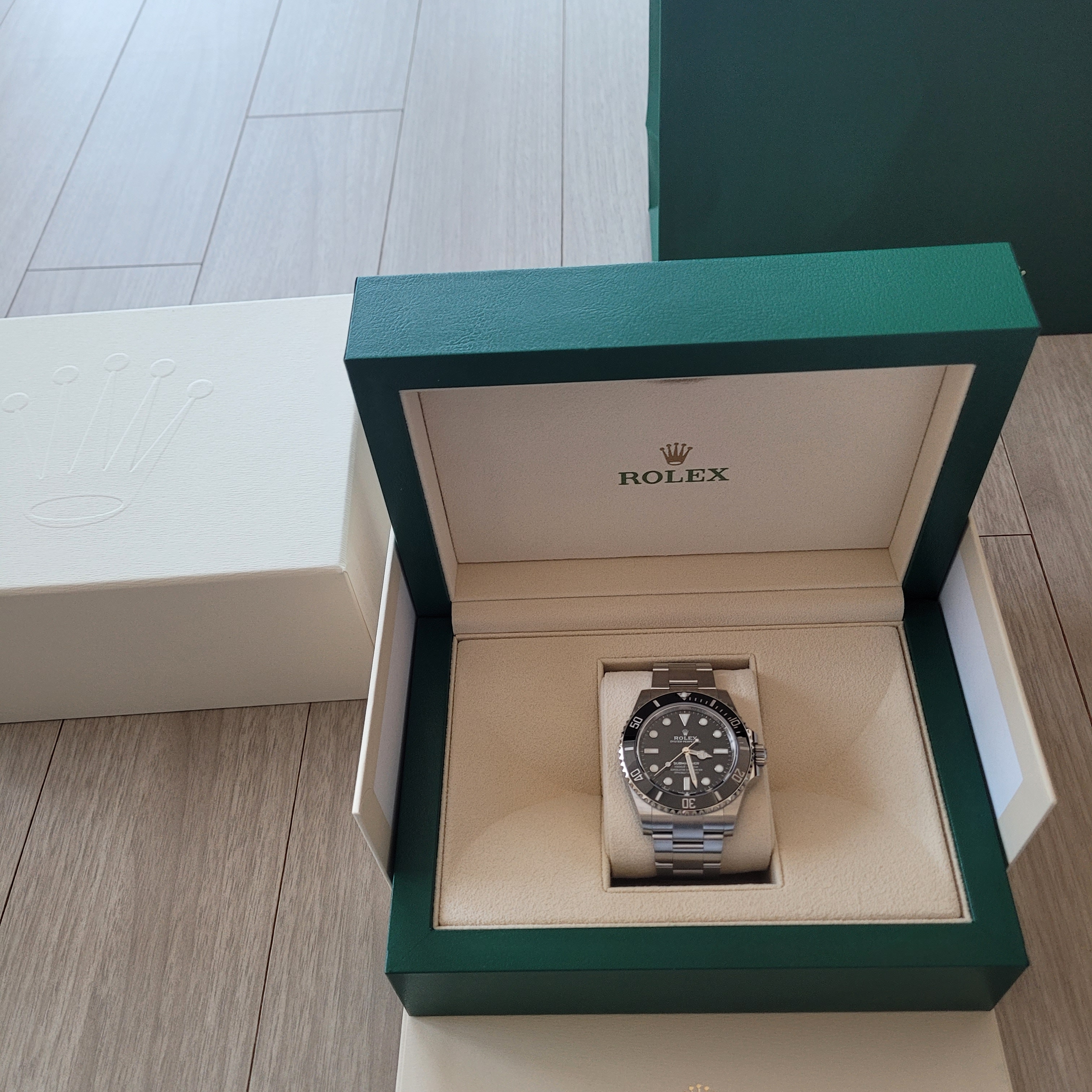 Rolex Submariner 41mm 124060 Black Oyster 착용 스타일 - 3