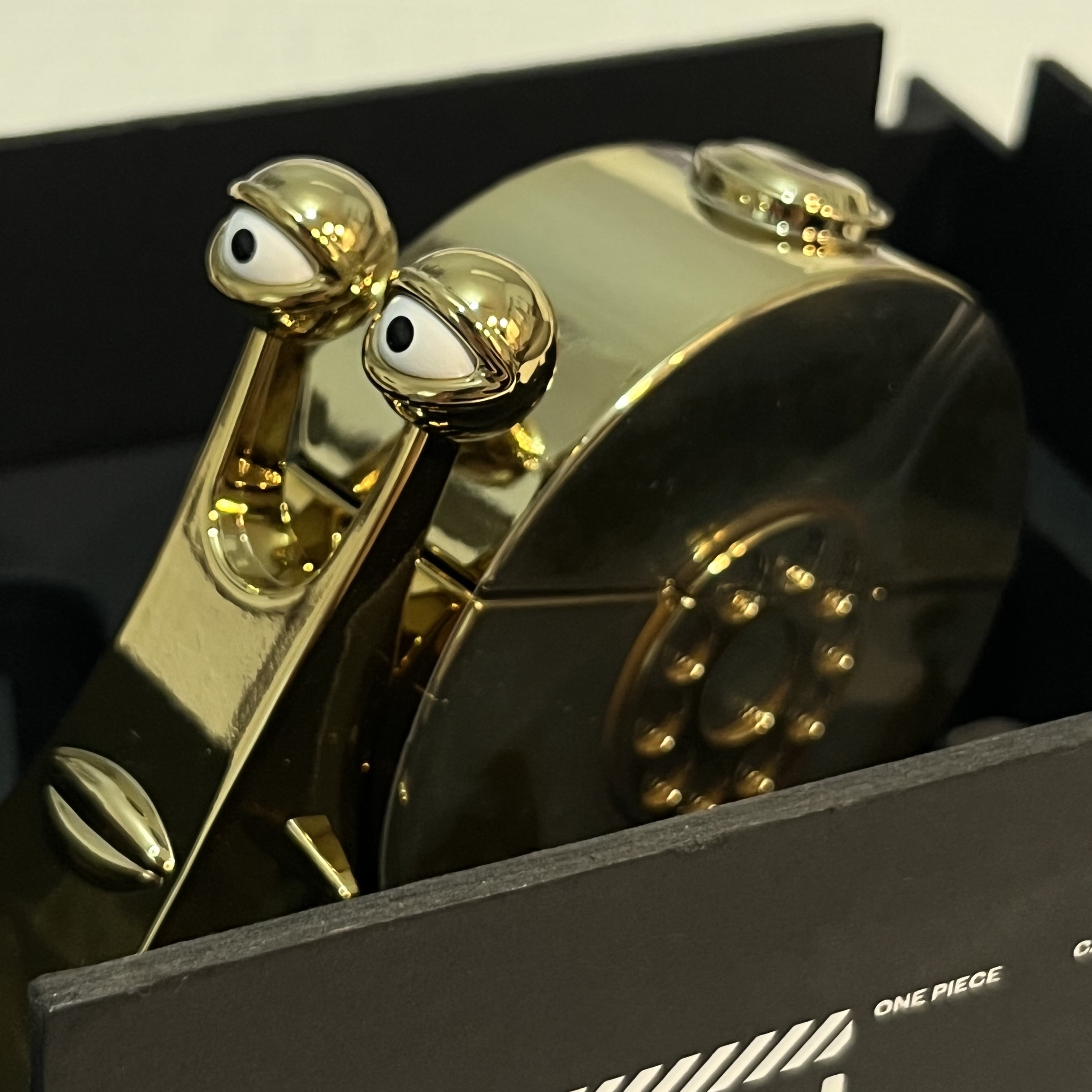 Casetify x One Piece Golden Transponder Snail 3D AirPods Pro 1st/2nd Gen Case Gold 착용 스타일 - 3