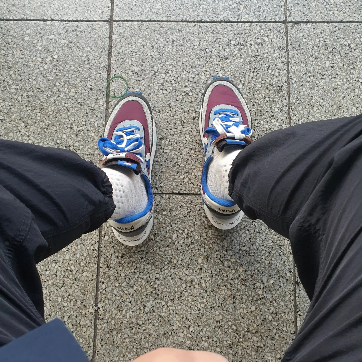 Nike x Sacai x Undercover LDWaffle Night Maroon Team Royal 착용 스타일 - 1