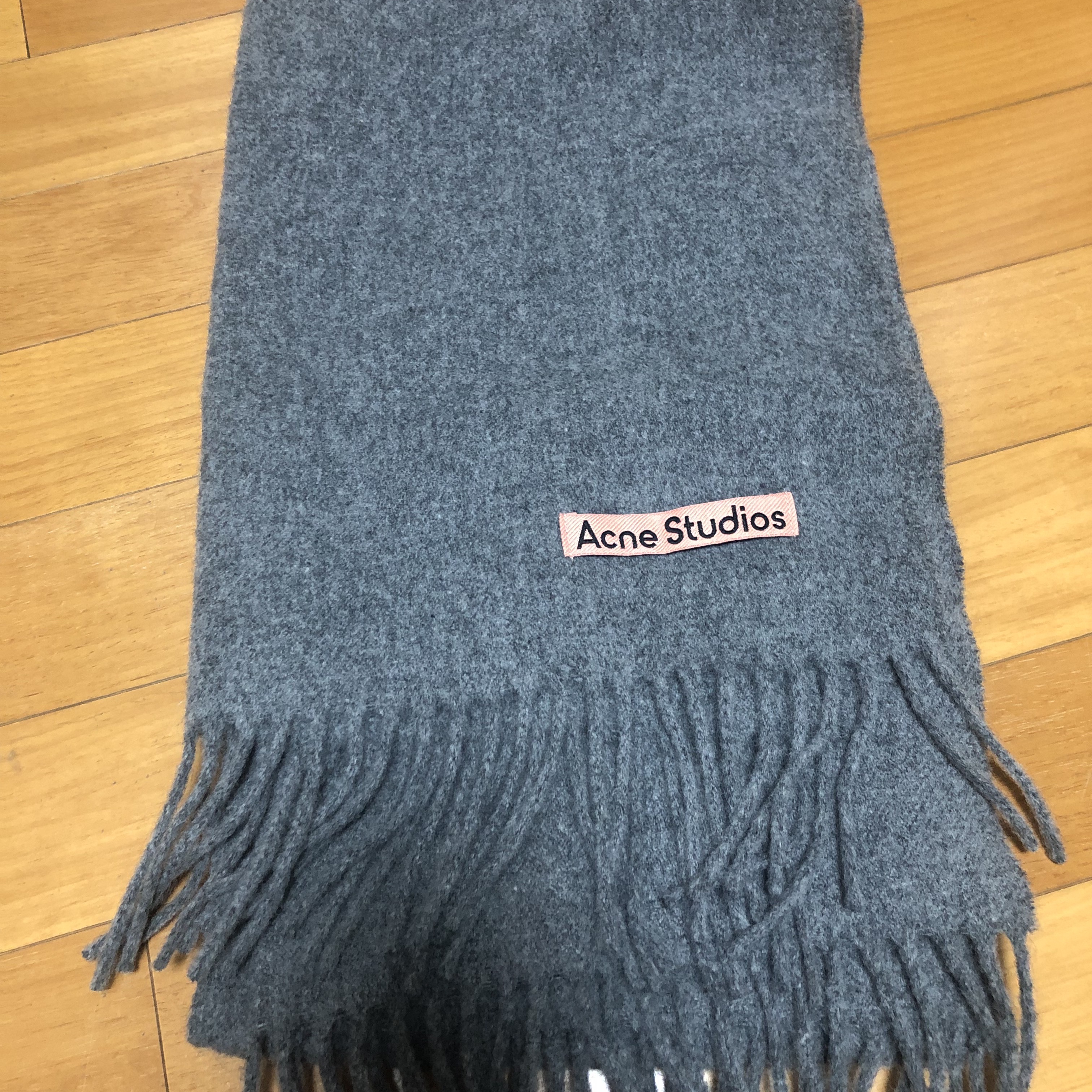 Acne Studios Narrow Wool Fringe Muffler Grey Melange 착용 스타일