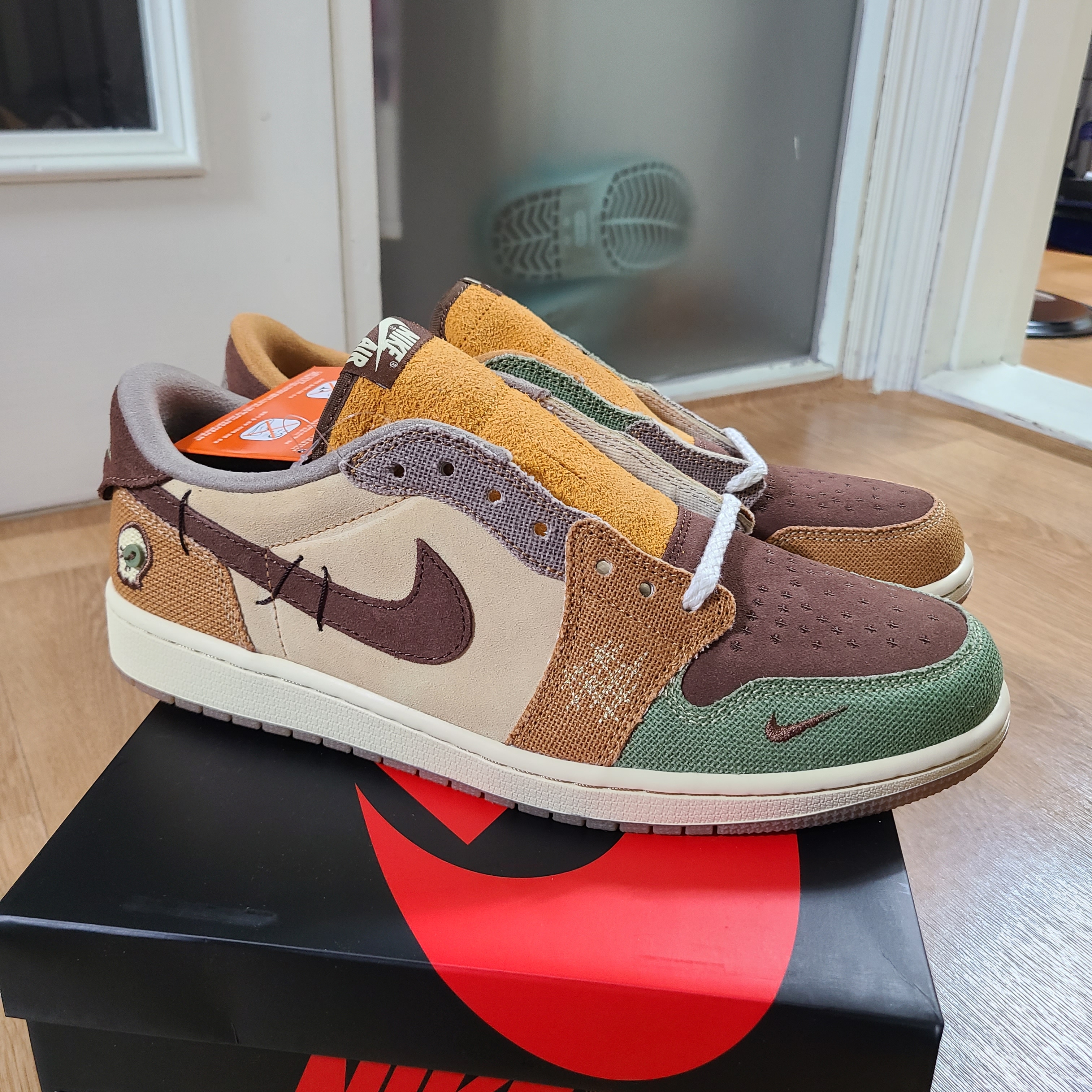 Jordan 1 x Zion Williamson Retro Low OG Flax and Oil Green 착용 스타일 - 1
