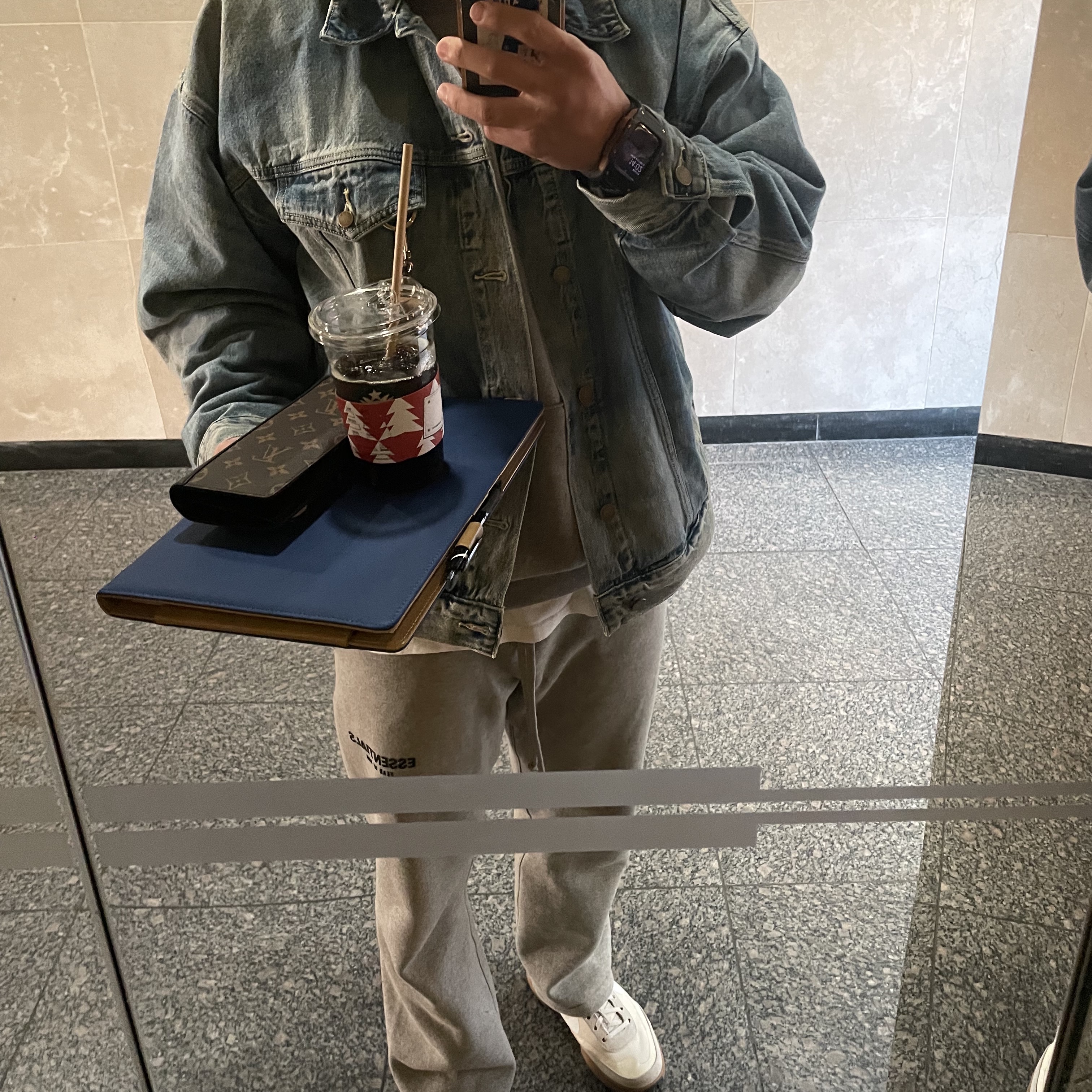 Essentials The Core Collection Hoodie Dark Oatmeal, Essentials The Core Collection Relaxed Sweatpants Dark Oatmeal 착용 스타일 - 2