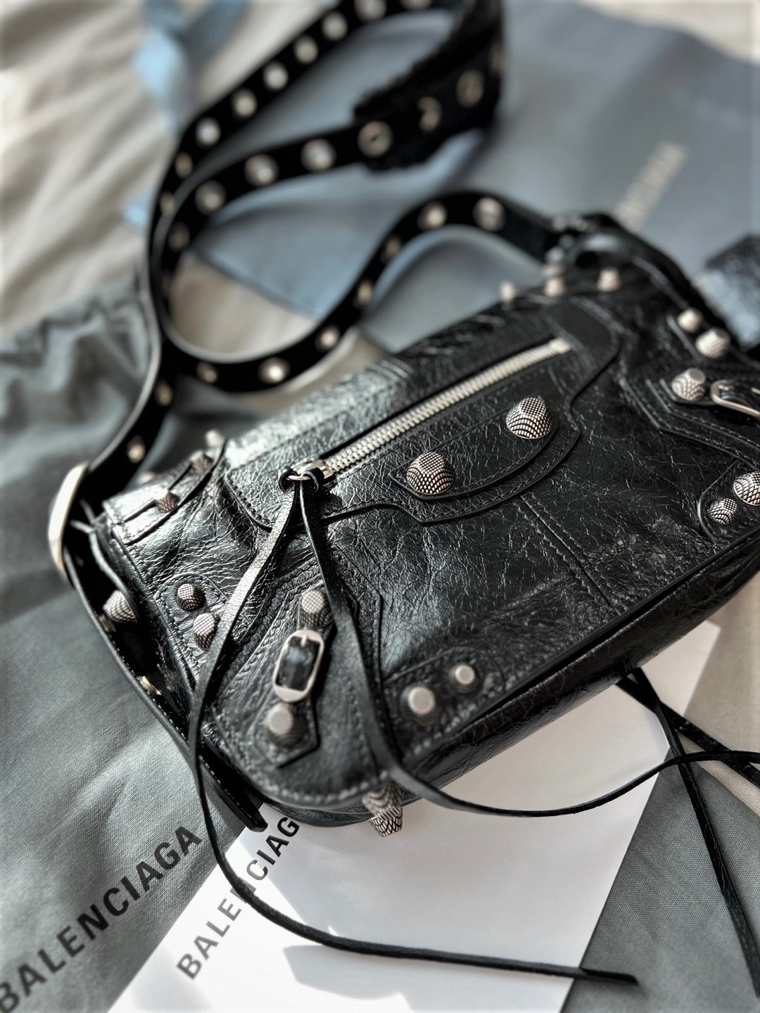 Balenciaga Arena Lambskin Le Cagole XS Shoulder Bag Black, Balenciaga Rhinestones Crocodile Embossed Le Cagole XS Shoulder Bag Black 착용 스타일
