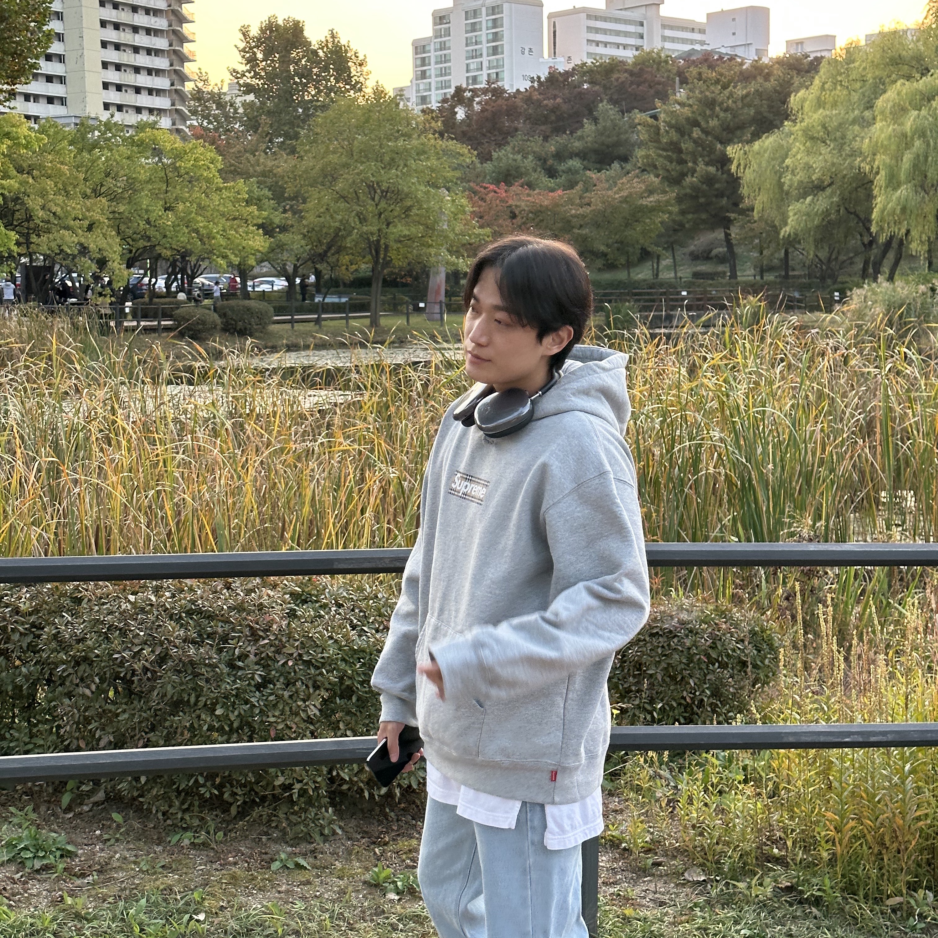 Supreme x Burberry Box Logo Hooded Sweatshirt Heather Grey - 22SS, Nike x Off-White Air Max 90 V2 Desert Ore 착용 스타일 - 4