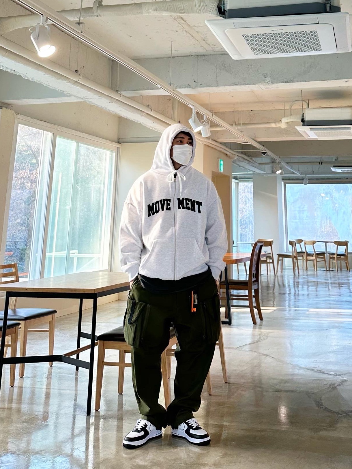 Nike ACG Cargo Pants Black, Nike Air Force 1 '07 LV8 White Black 착용 스타일 - 2