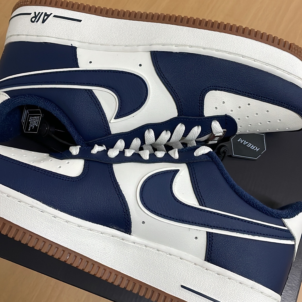 Nike Air Force 1 '07 LV8 Midnight Navy 착용 스타일