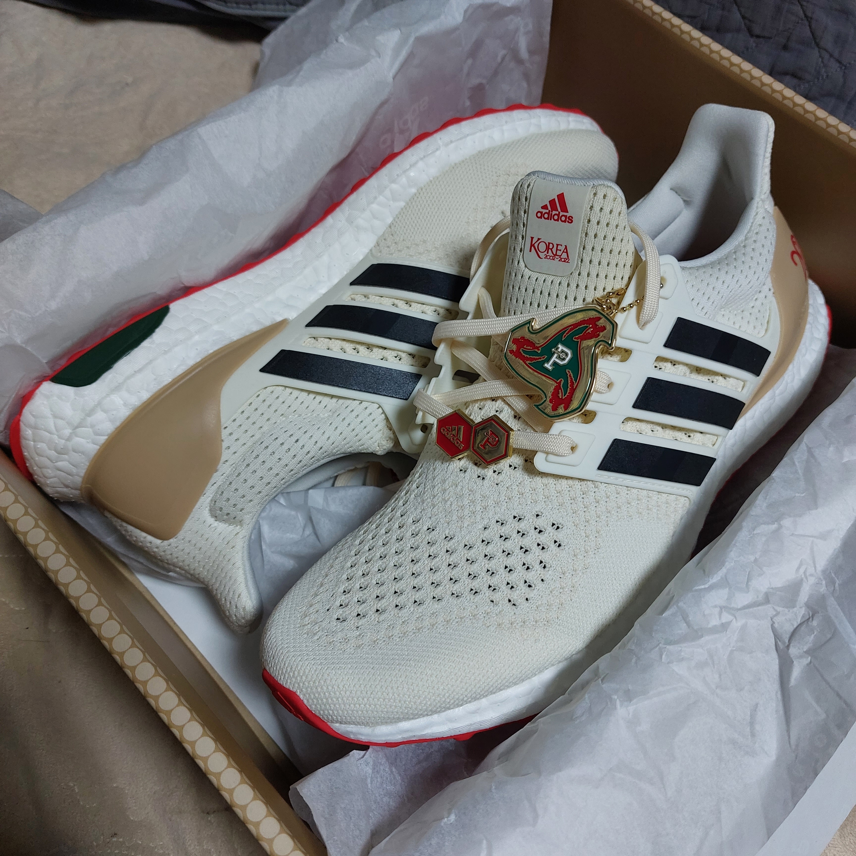 Adidas x Over The Pitch Ultraboost DNA Seoul Off White (Over The Pitch Package) 착용 스타일 - 1