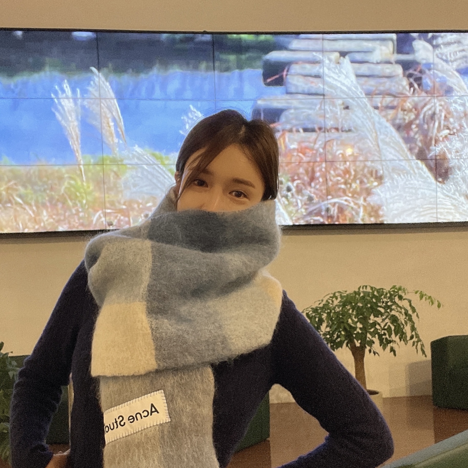 Acne Studios Mohair Check Muffler Pastel Blue Beige 착용 스타일