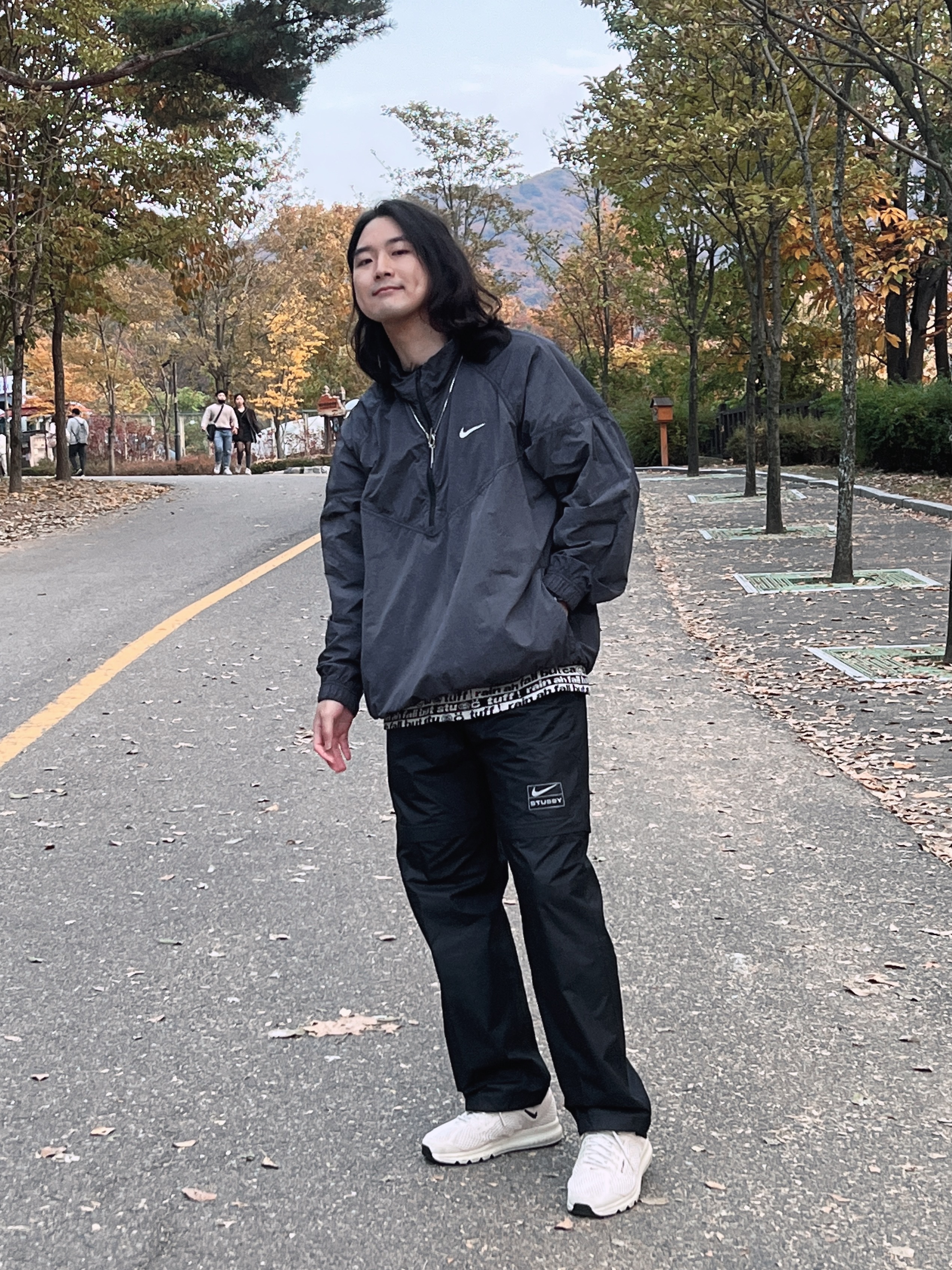 Nike x Stussy Windrunner Jacket Off Noir, Stussy x Cactus Plant Flea Market Jacquard Crew Black 착용 스타일 - 3