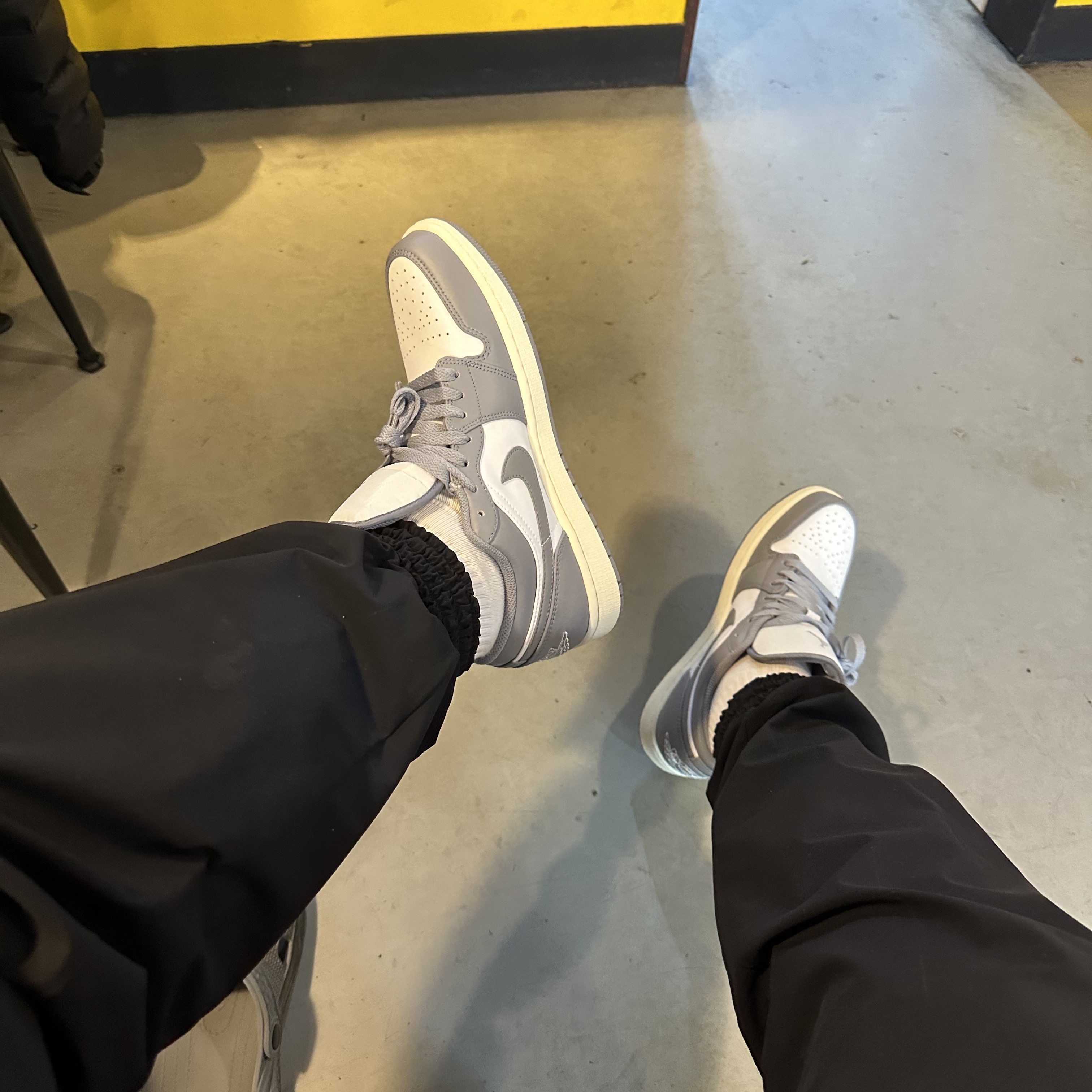 Jordan 1 Low Stealth and White 착용 스타일 - 1