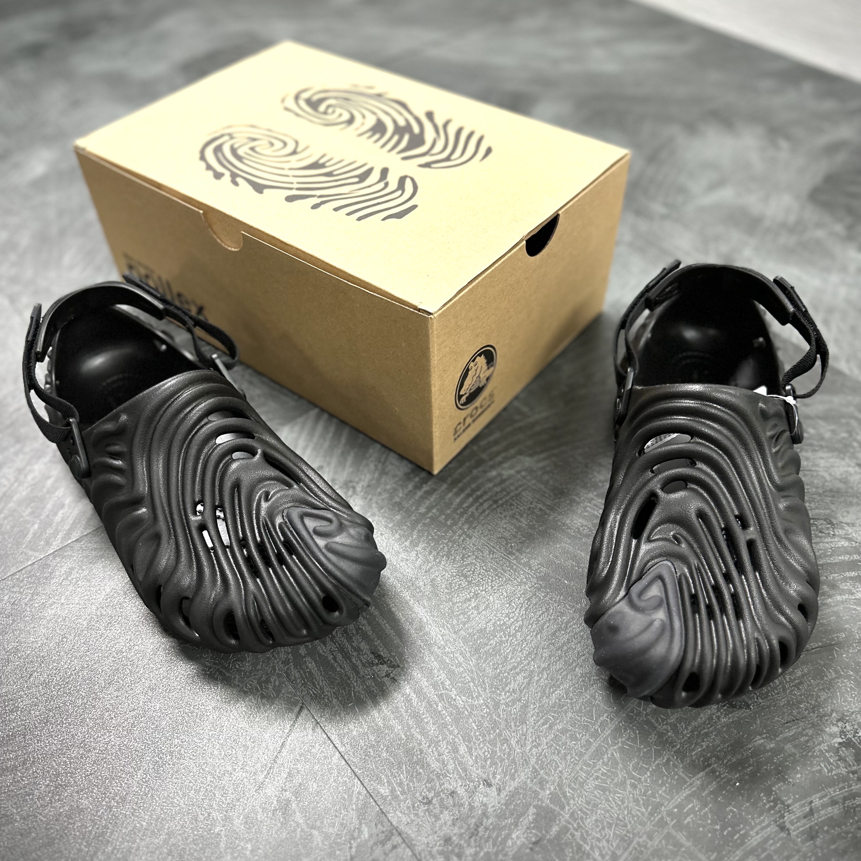 Crocs x Salehe Bembury Pollex Clog Sasquatch 착용 스타일 - 2