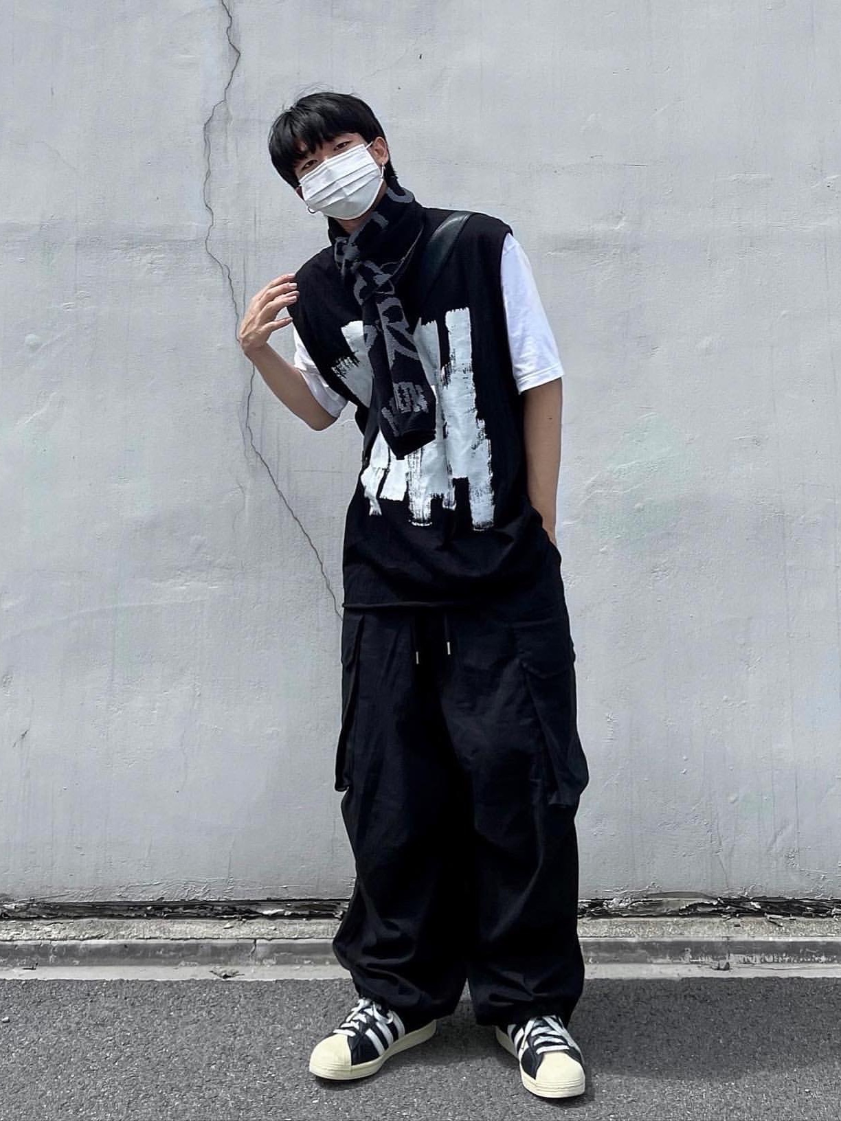 Adidas Superstar Premium Black White 착용 스타일 - 2