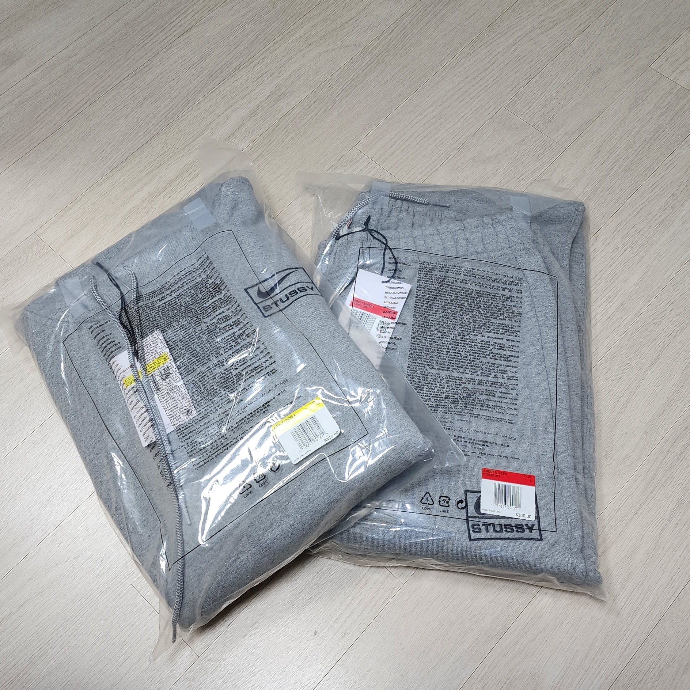 Nike x Stussy NRG RA Pullover Hoodie Dark Grey Heather (DJ9488-063), Nike x Stussy NRG RA Fleece Pants Dark Grey Heather (DJ9490-063) 착용 스타일